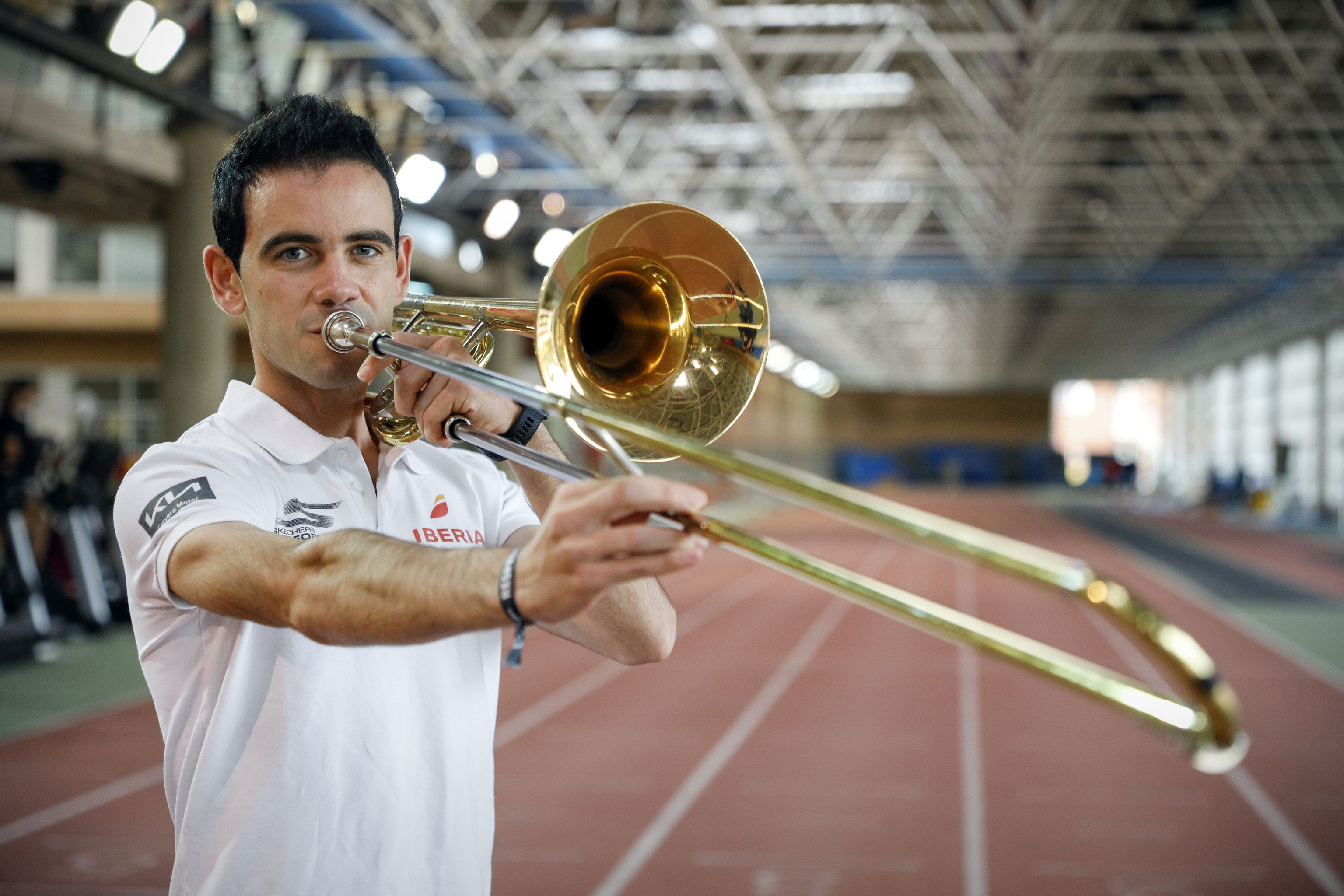 Diego García Carrera con su trombón, en las instalaciones del CAR de Madrid.