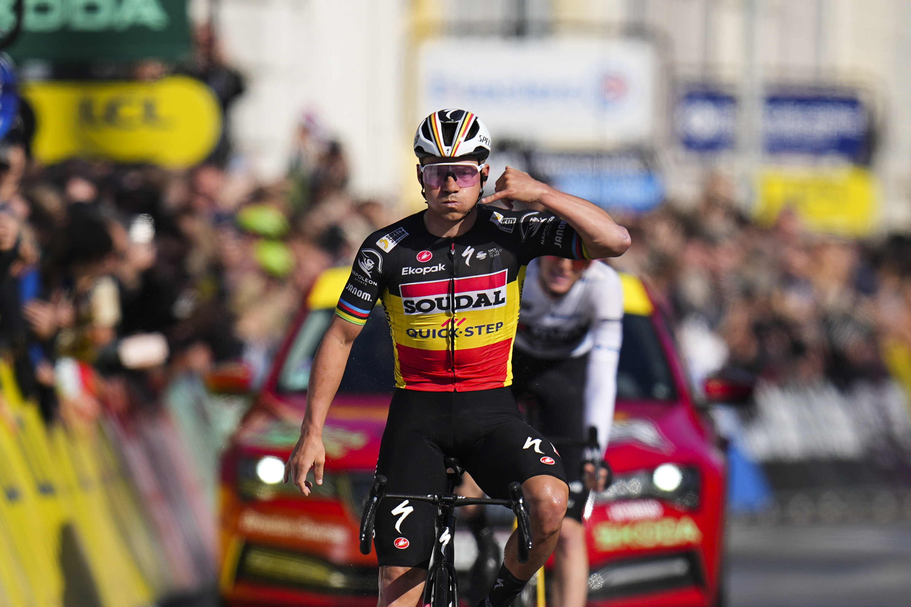 Evenepoel celebra su victoria en la París-Niza.