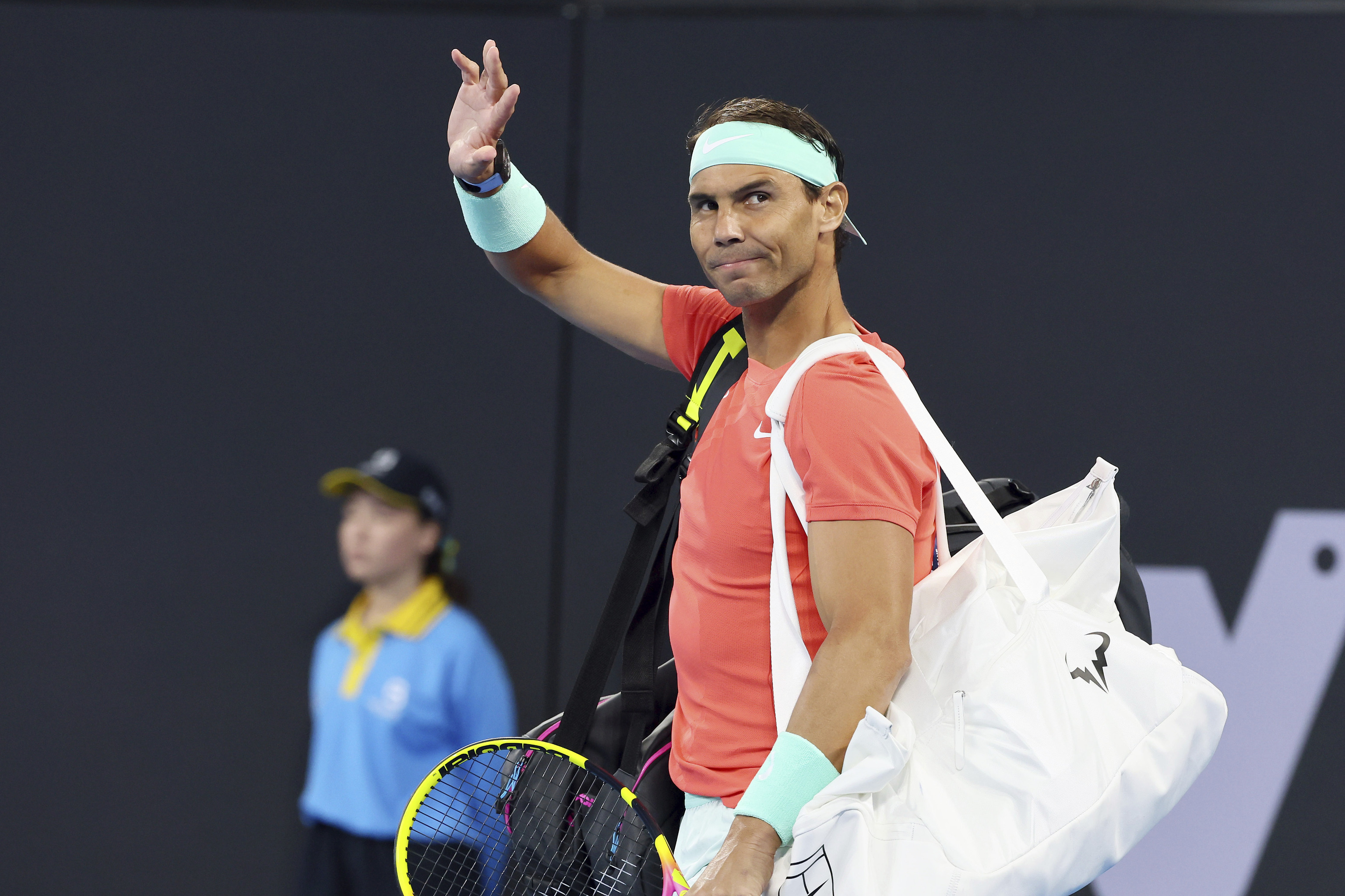 Rafa Nadal saluda a la grada en una exhibición reciente.
