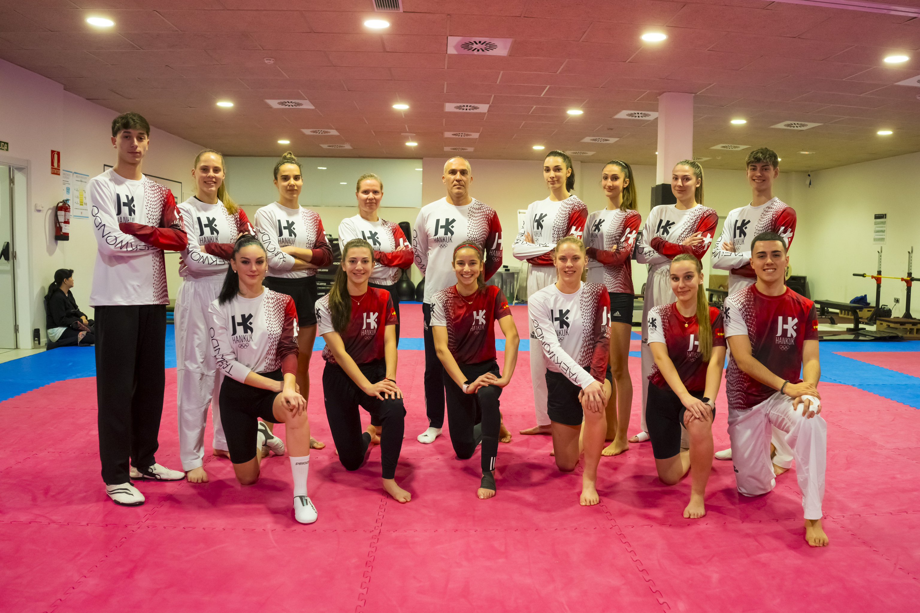 Jesús Ramal y Suvi Mikkonen, junto al grupo de taekwondistas de elite del Hankuk, entre ellos Adriana Cerezo.