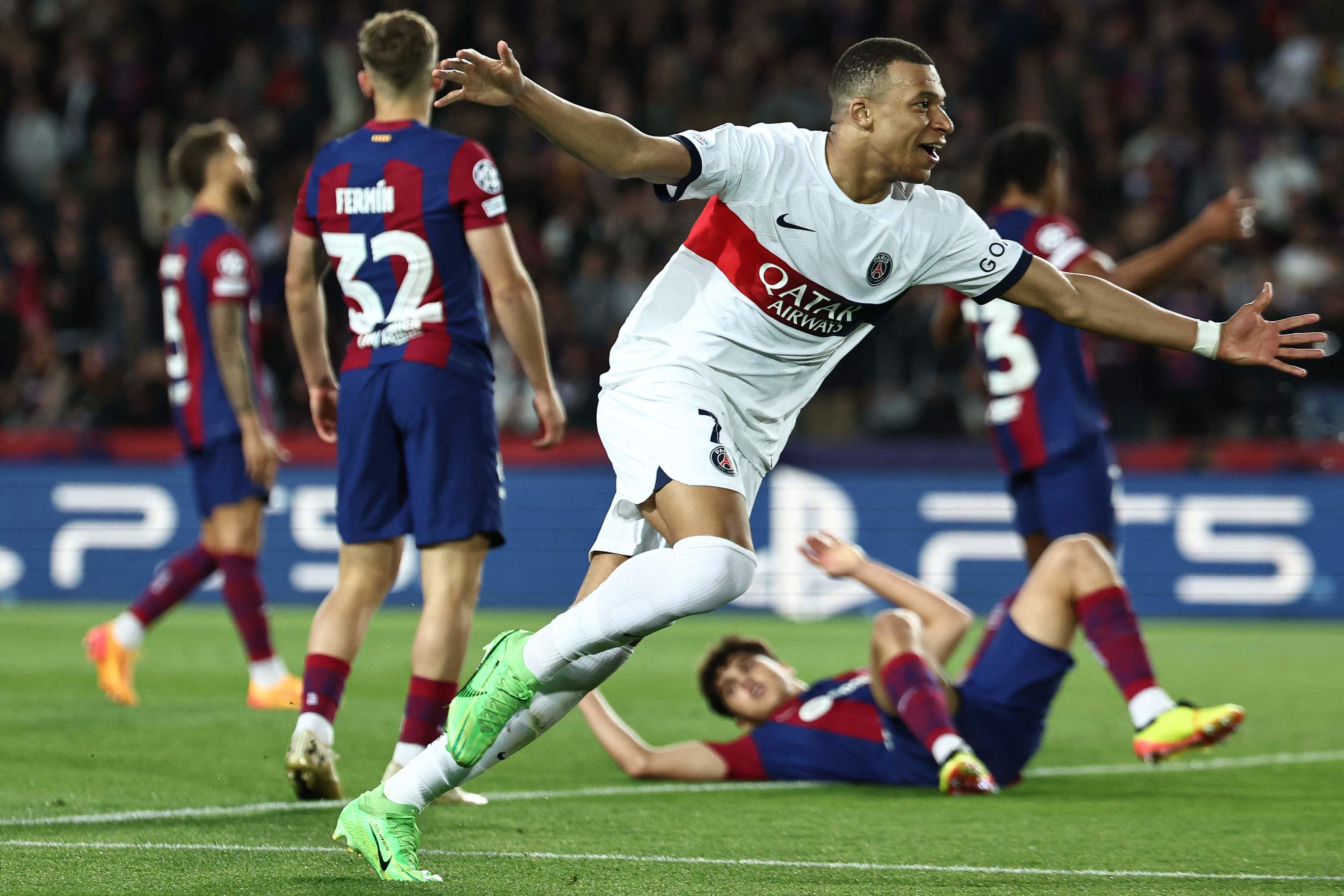Mbappé celebra uno de sus goles en Barcelona.