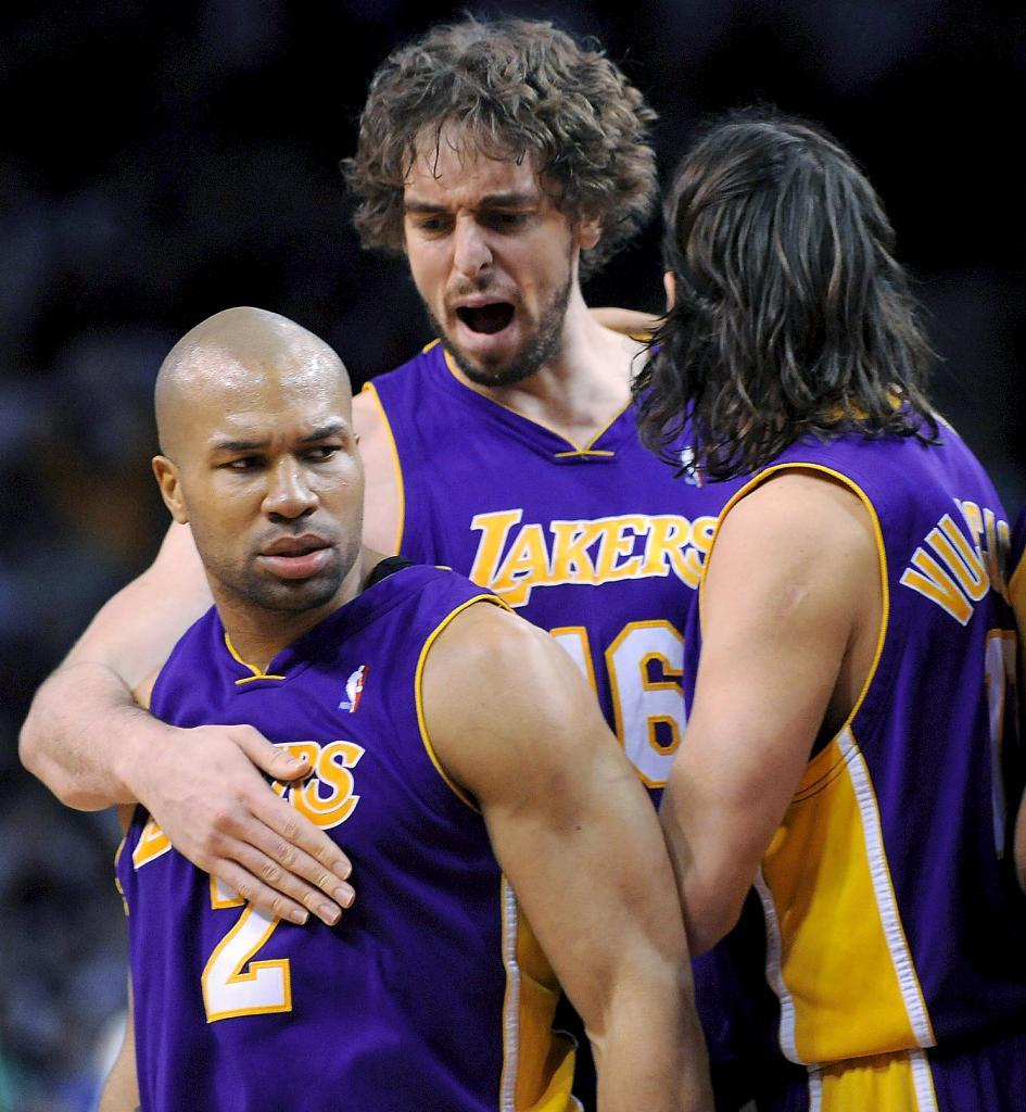 Derek Fisher y Pau, durante un partido de los Lakers.