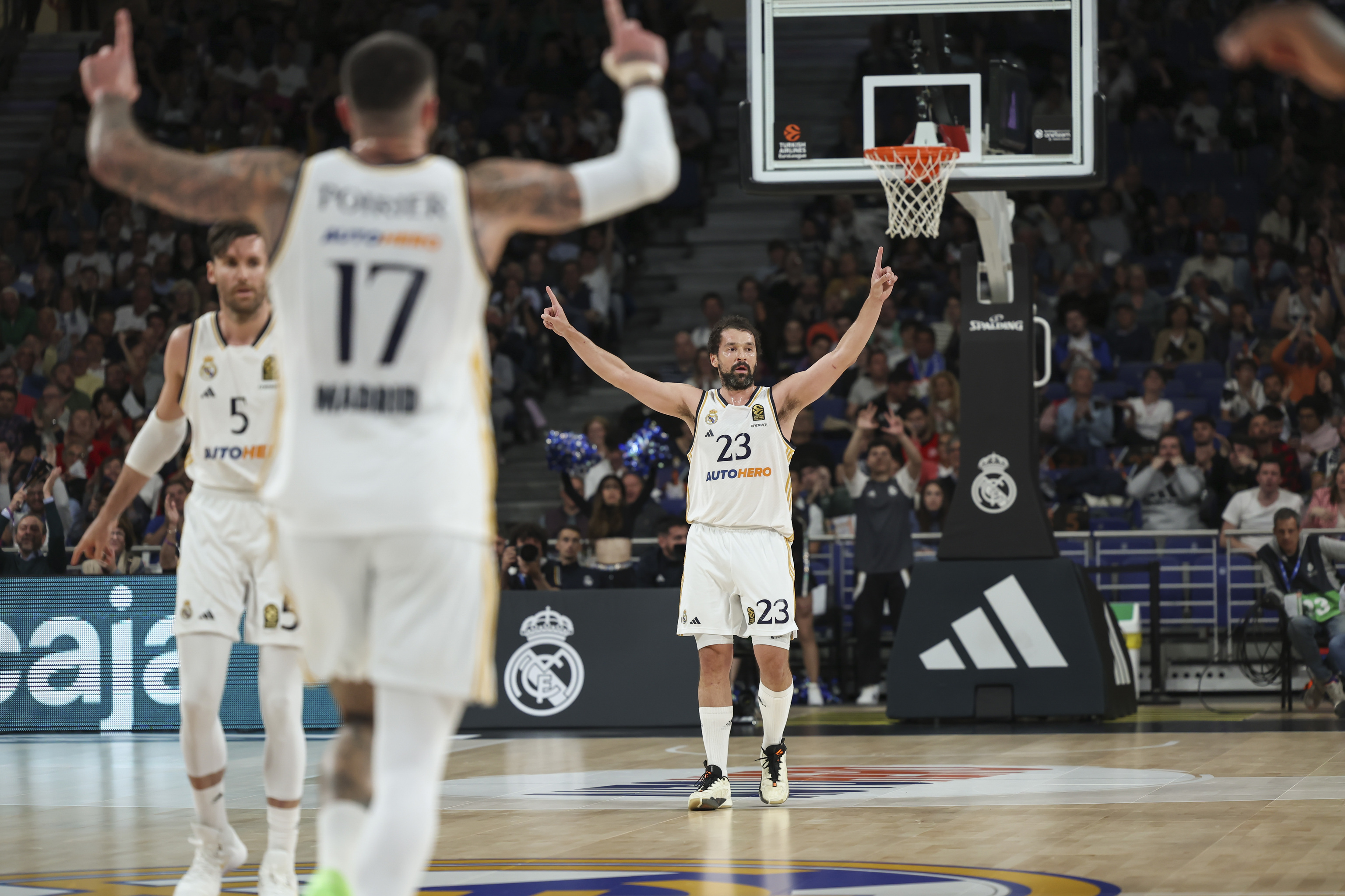 Llull celebra uno de sus triples al Baskonia.