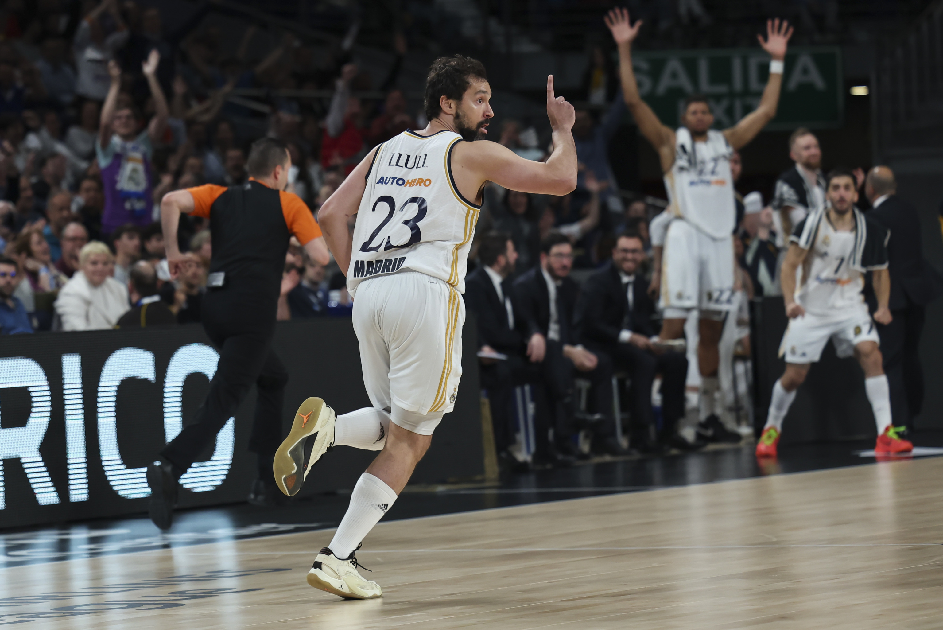 Llull celebra uno de sus triples al Baskonia.