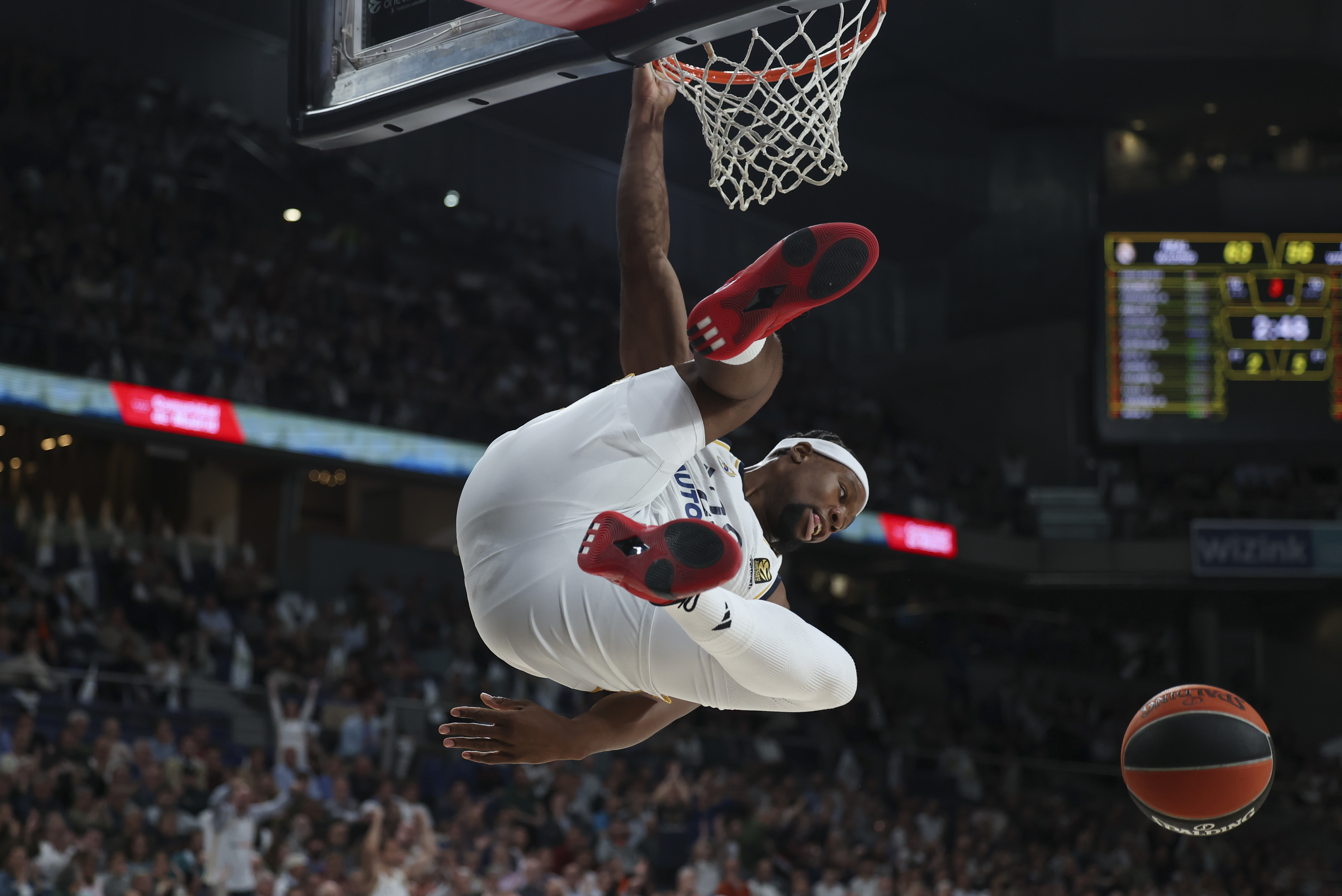 Yabusele culmina un mate ante el Baskonia.
