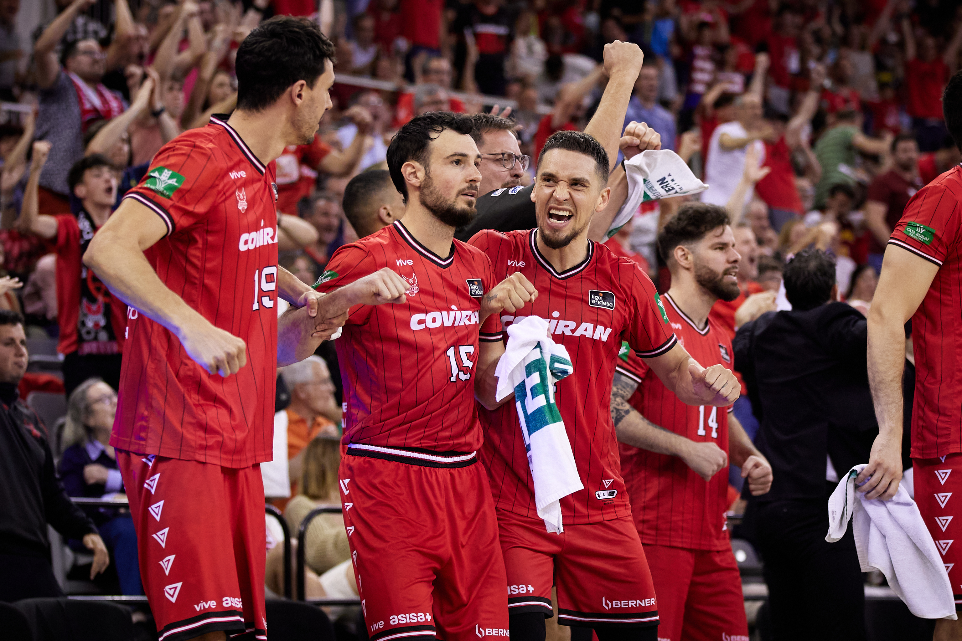 Los jugadores del Granada celebran una acción ante el Gran Canaria.