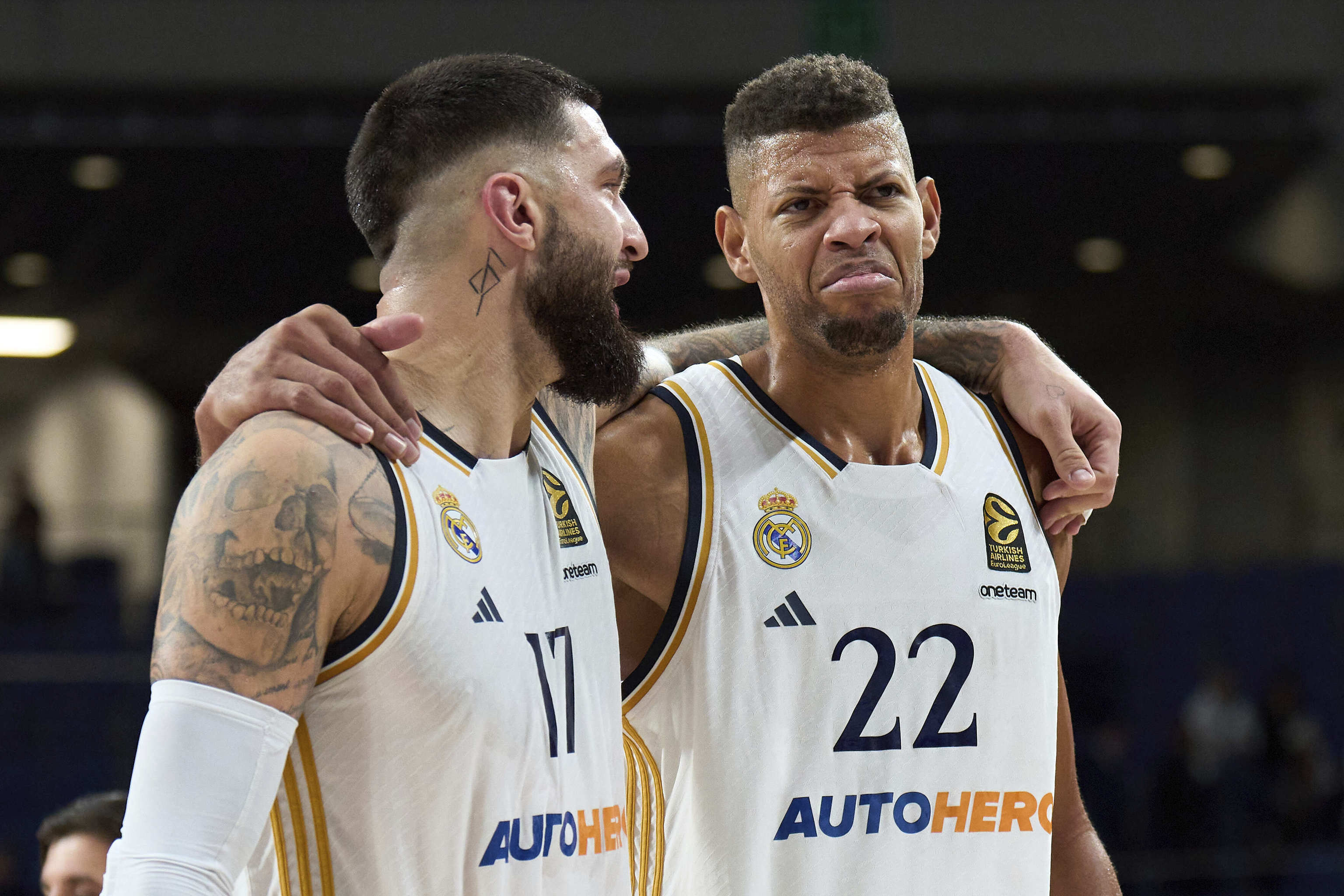 Poirier y Tavares, durante un partido de la presente temporada.