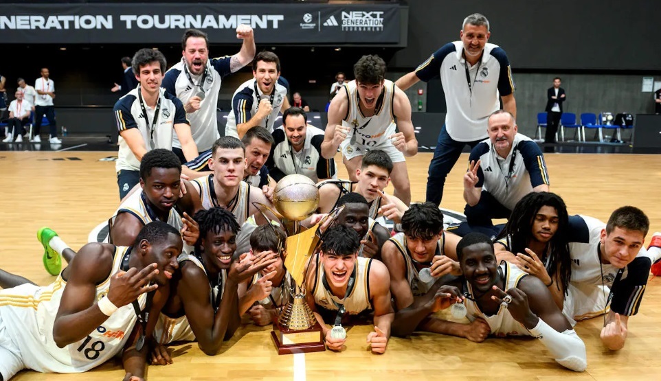 Los jugadores del Madrid, con el título.
