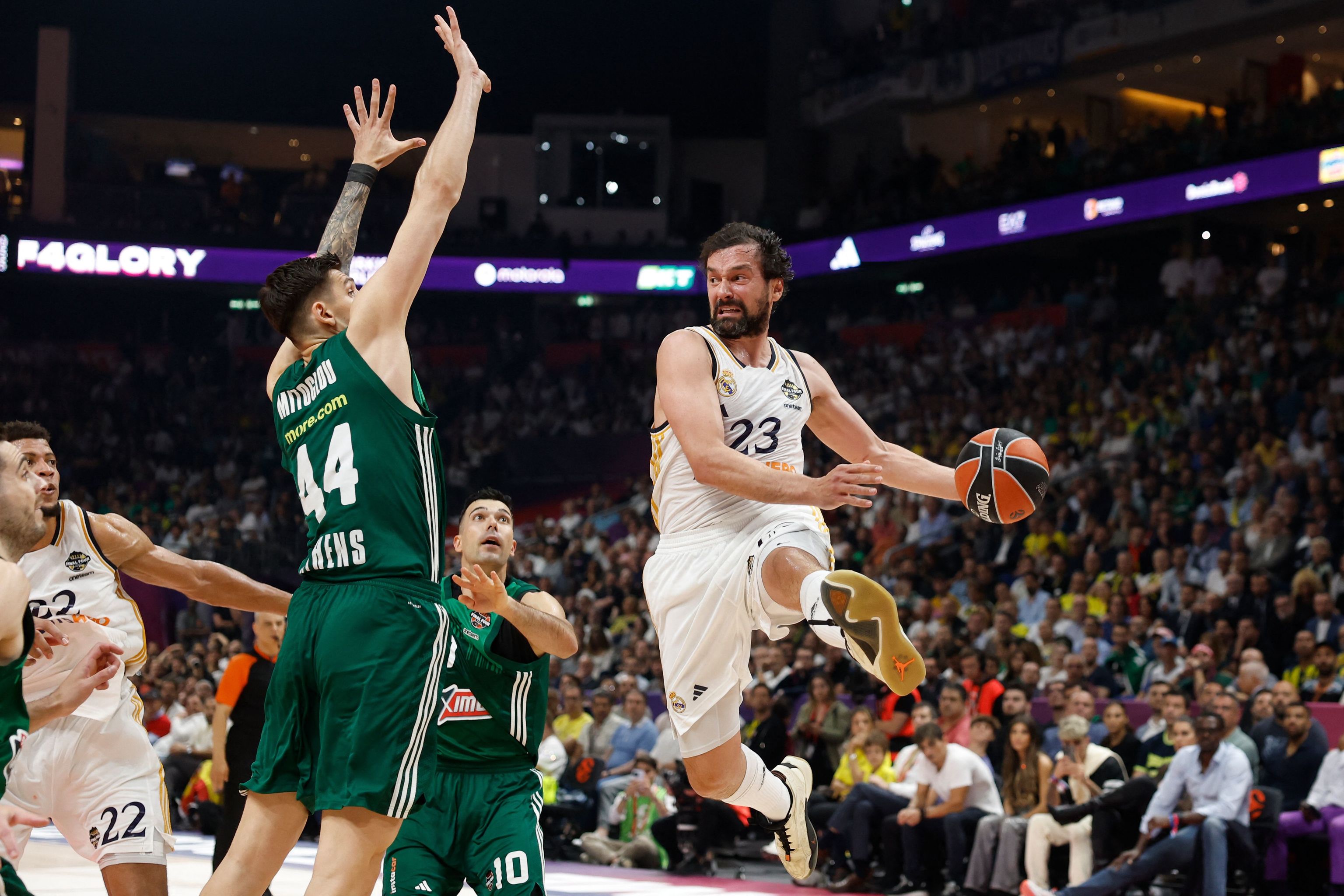 Llull intenta doblar un balón ante la defensa del Panathinaikos.
