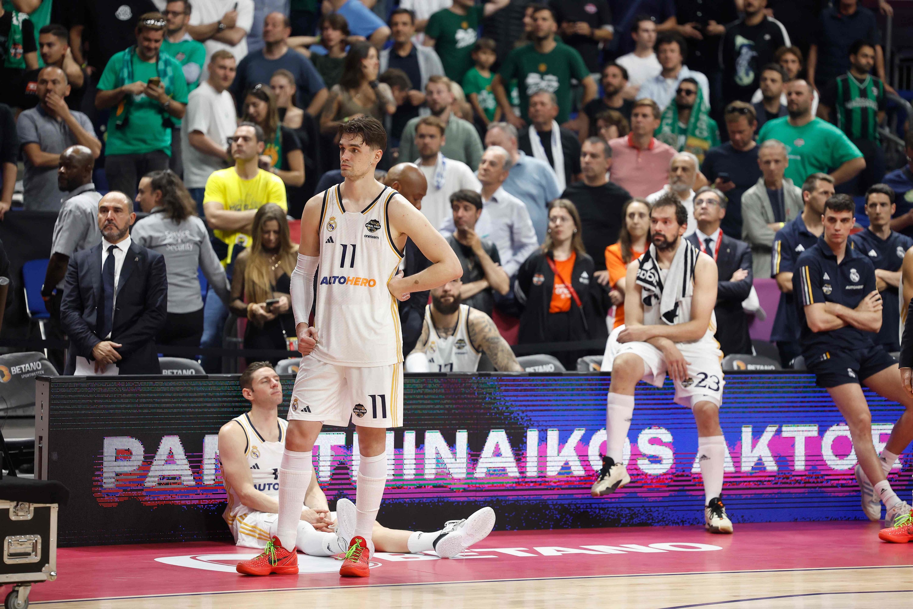 Los jugadores del Madrid, tras perder la final ante Panathinaikos.