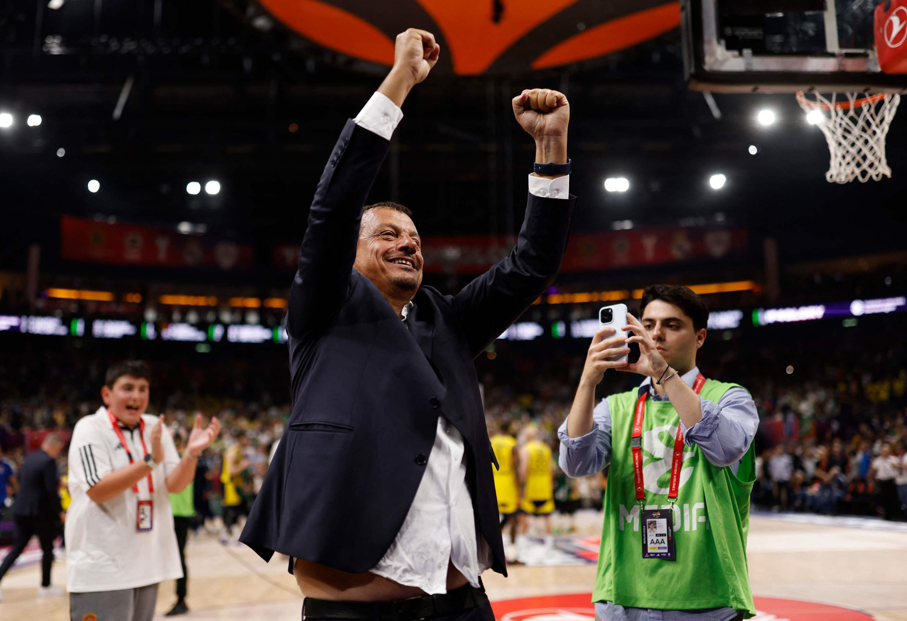 Ataman, tras derrotar a Fenerbahçe el viernes, con su hijo Sharp detrás.