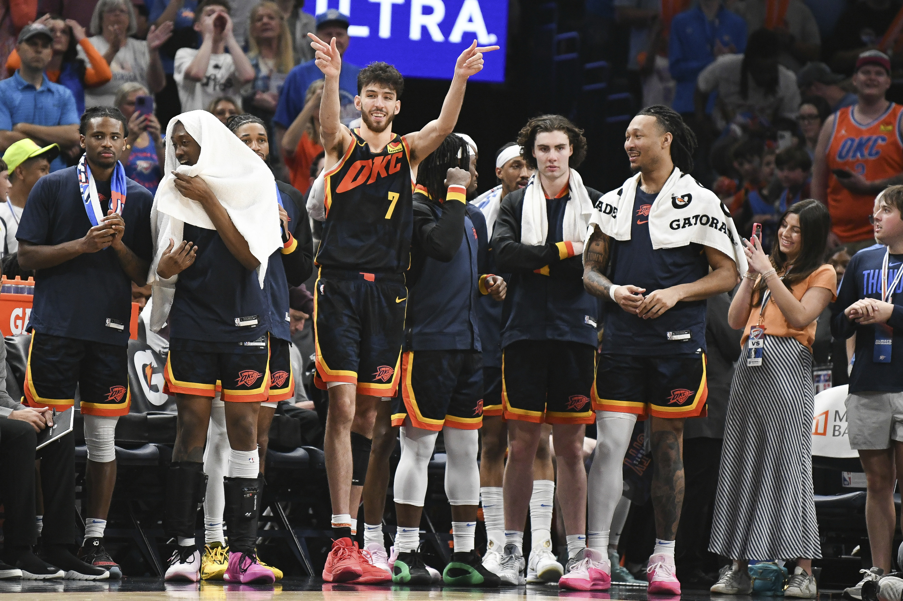 Los Thunder, con Holmgren en el centro, celebran una victoria.