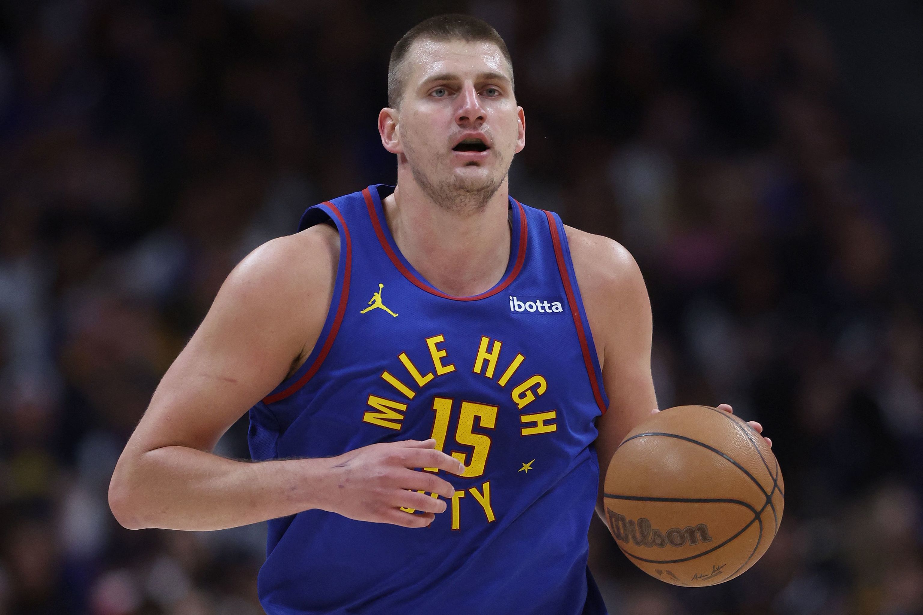 Jokic durante un partido con los Nuggets.