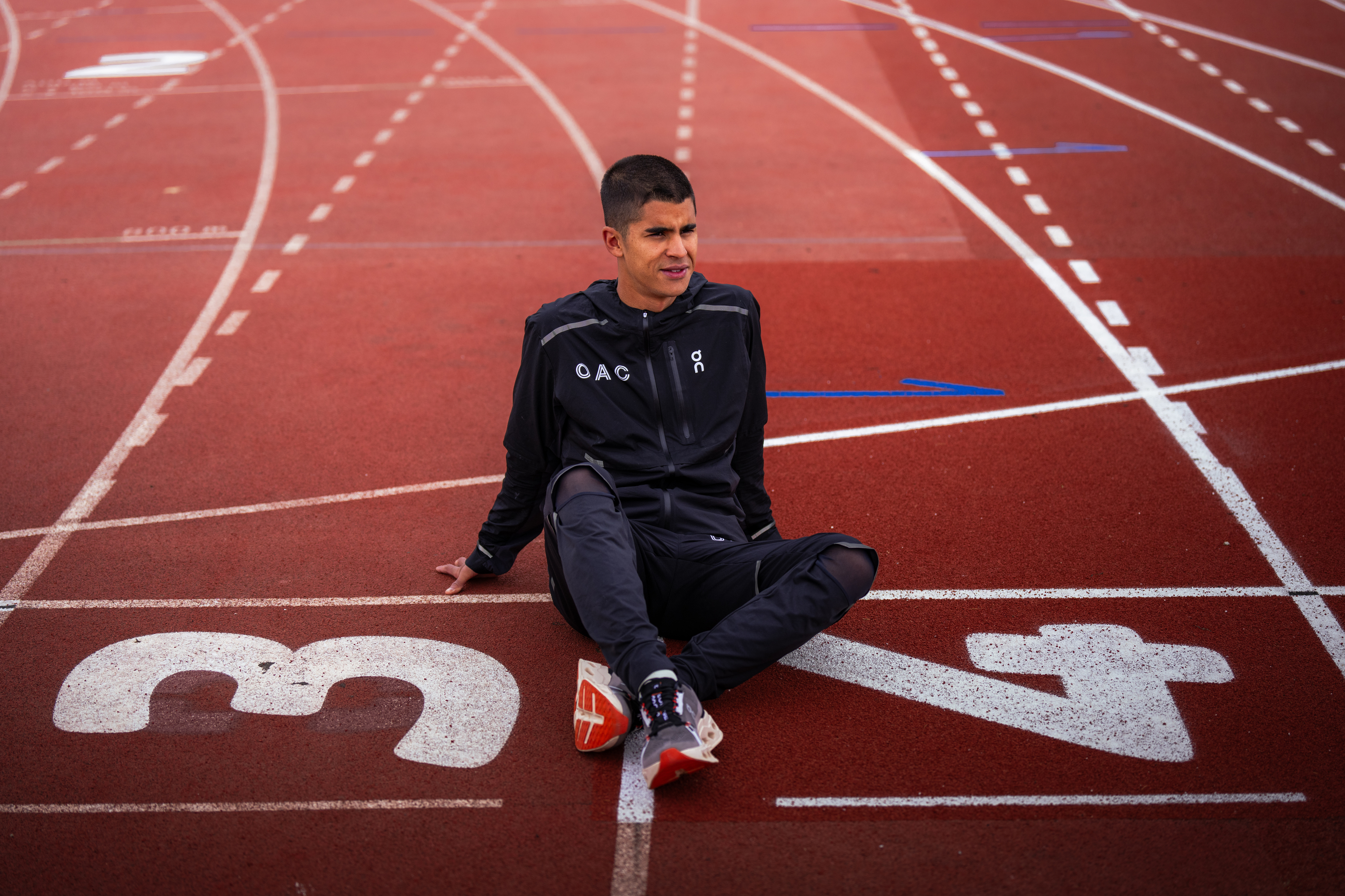 Moha Attaoui posa para ELMUNDO en la pista de atletismo de St. Moritz, en Suiza.