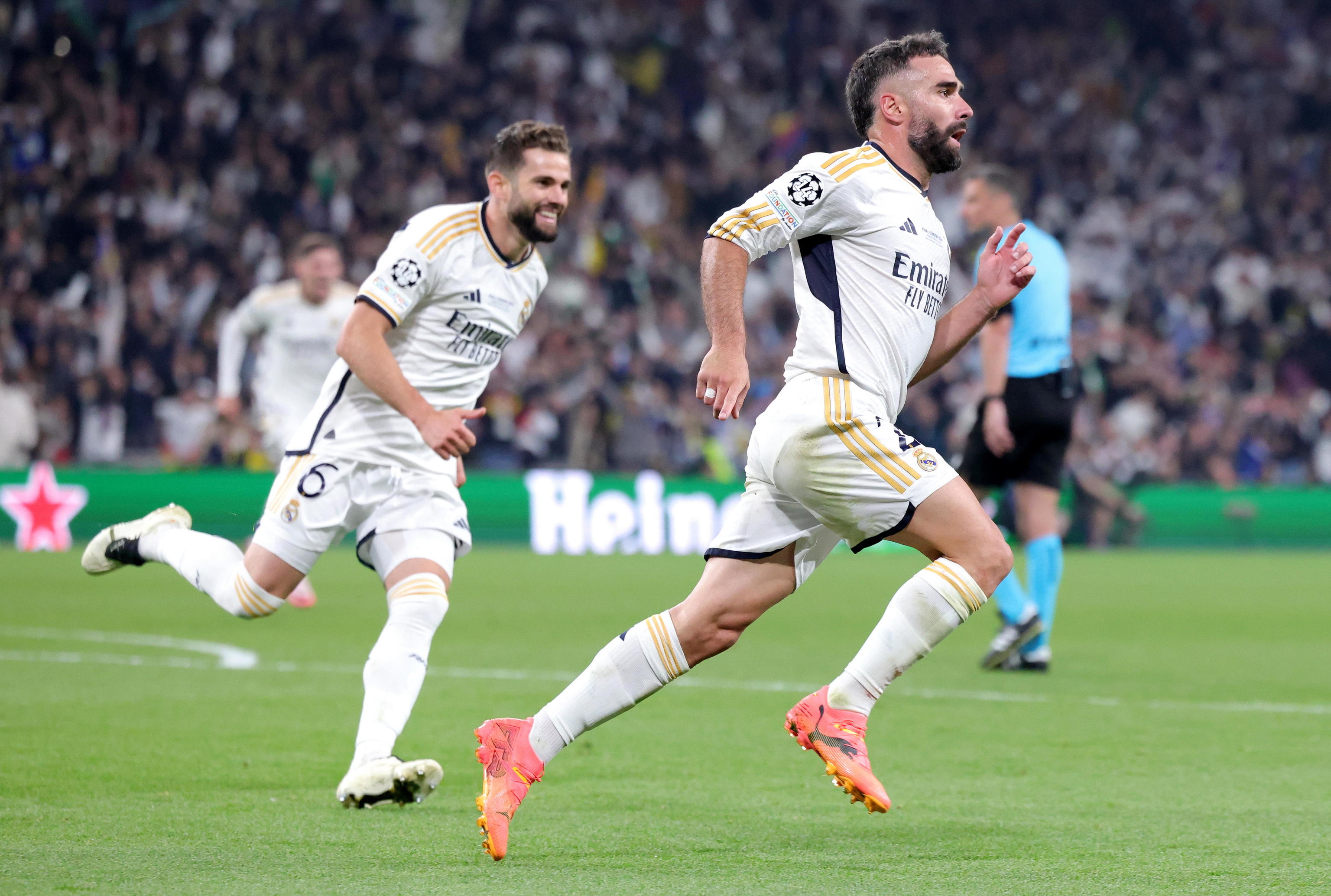 Nacho corre a felicitar a Carvajal tras el 0-1.