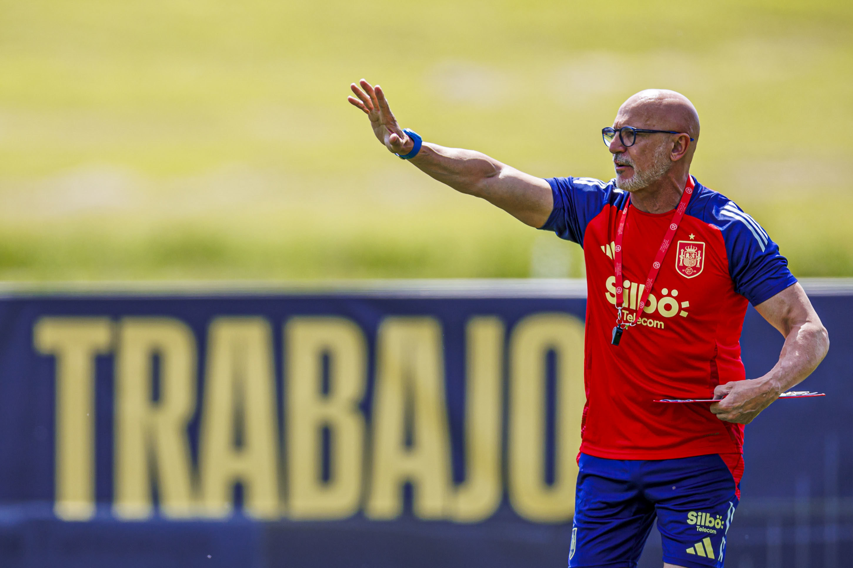 Luis de la Fuente dirige un entrenamiento.