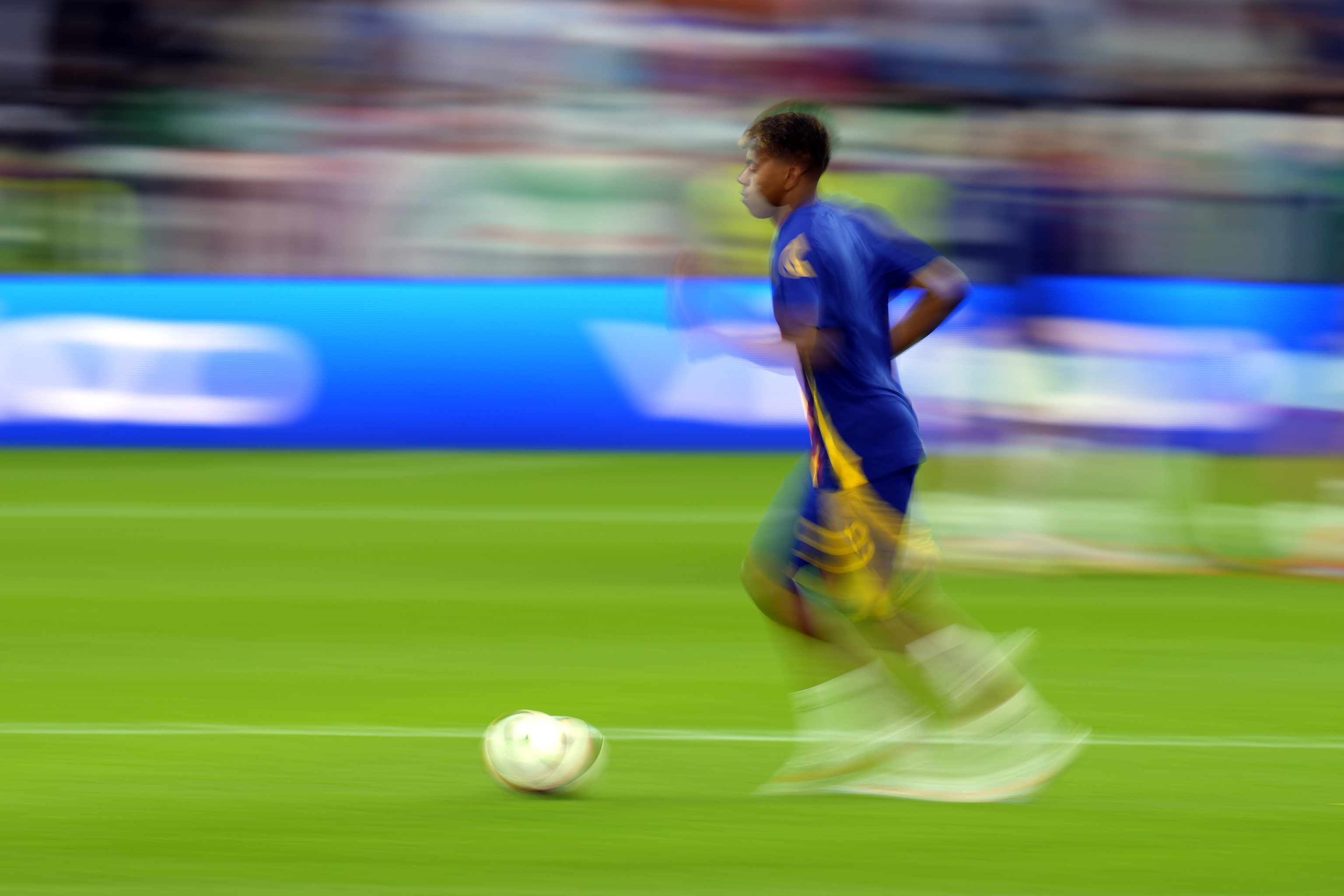 Lamine Yamal, en el calentamiento ante Italia.