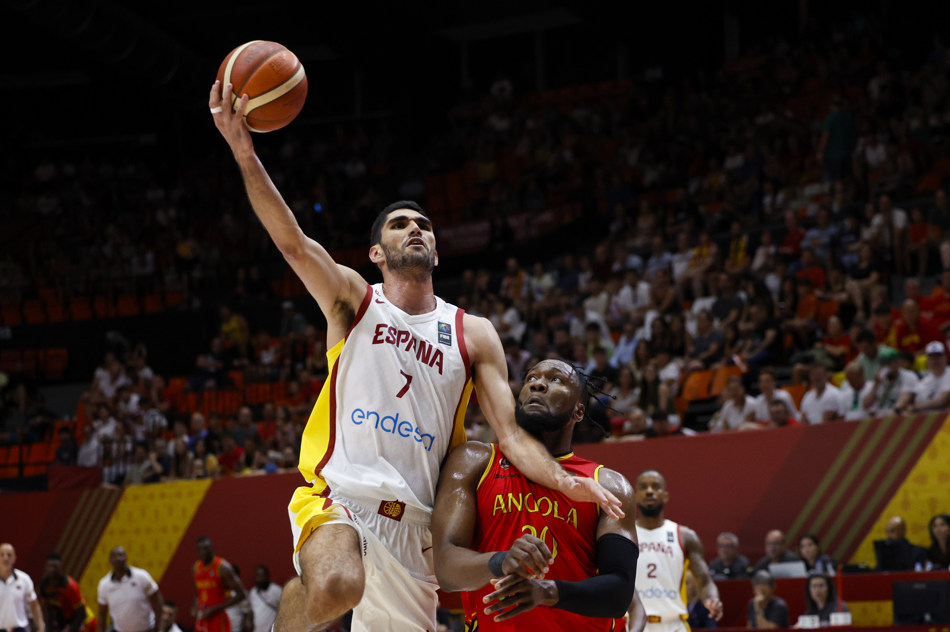 Aldama anota ante Bruno Fernando, en La Fonteta.