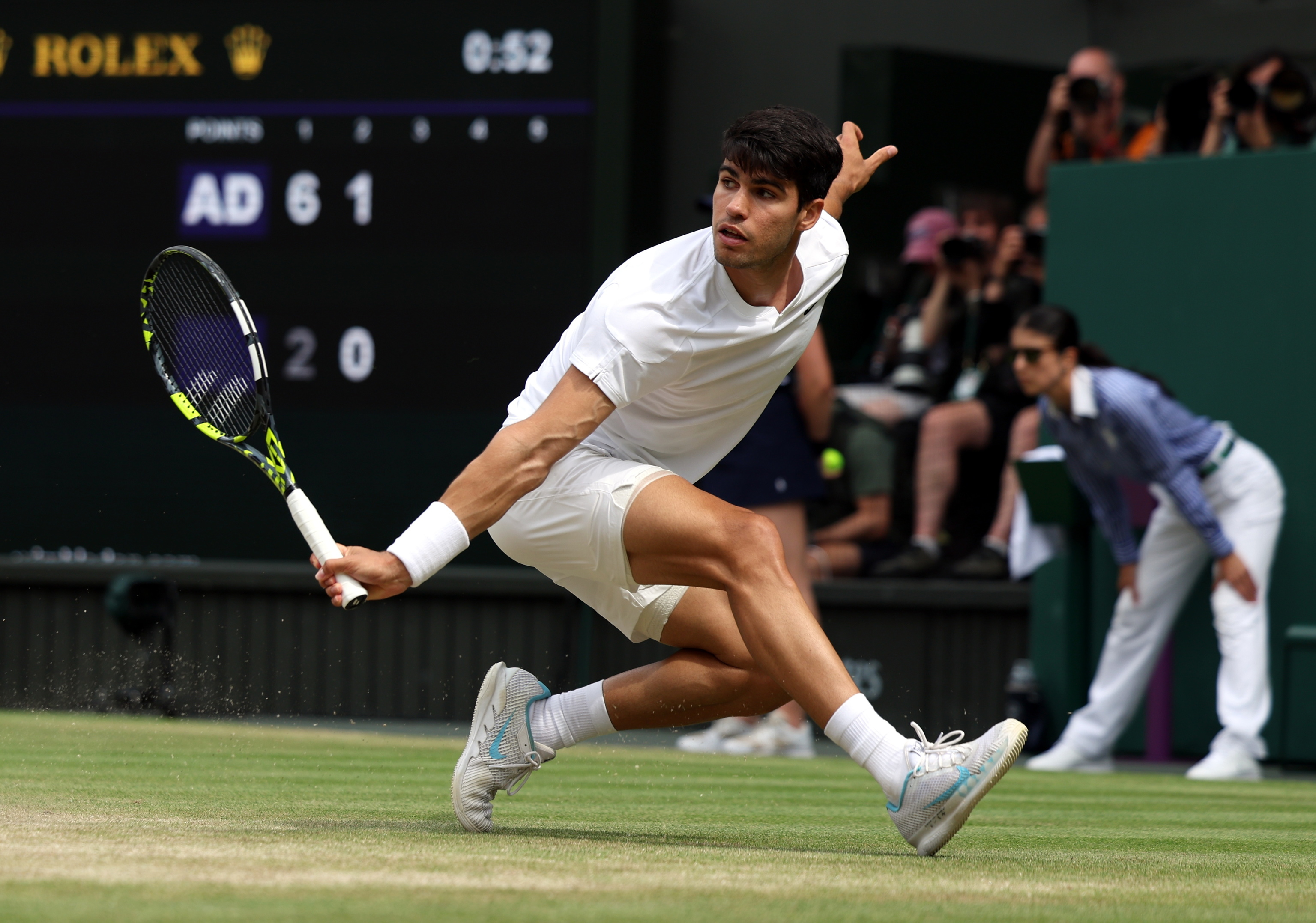 Wimbledon (United Kingdom), 14/07/2024.- Carlos Alcaraz of Spain in action during the Men's final against Novak lt;HIT gt;Djokovic lt;/HIT gt; of Serbia at the Wimbledon Championships, Wimbledon, Britain, 14 July 2024. (Tenis, España, Reino Unido) EFE/EPA/NEIL HALL EDITORIAL USE ONLY