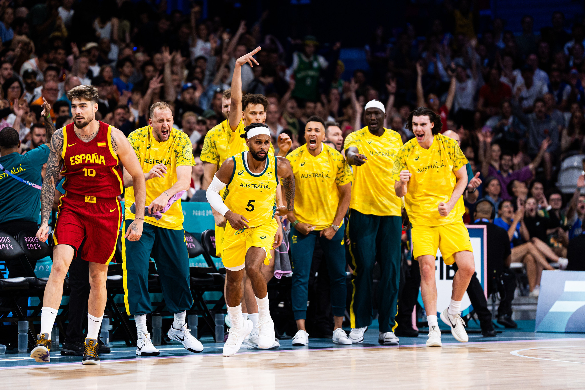 Patty Mills celebra uno de los triples de Australia.