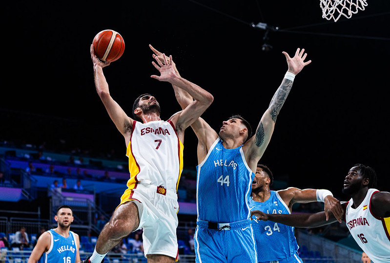 Aldama busca el aro ante la oposición de Mitoglou.