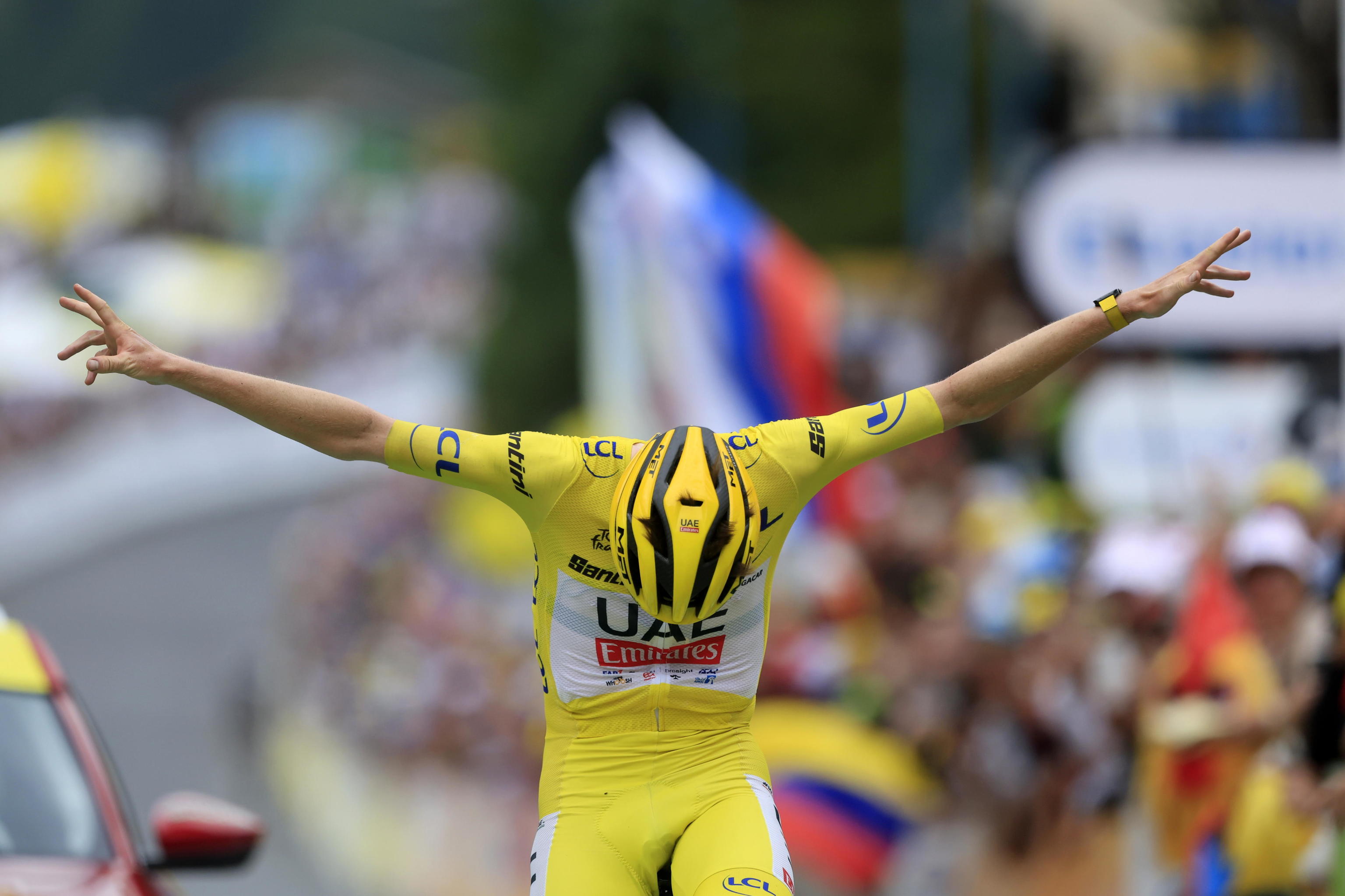 Pogacar celebra su victoria en Isola 2000.