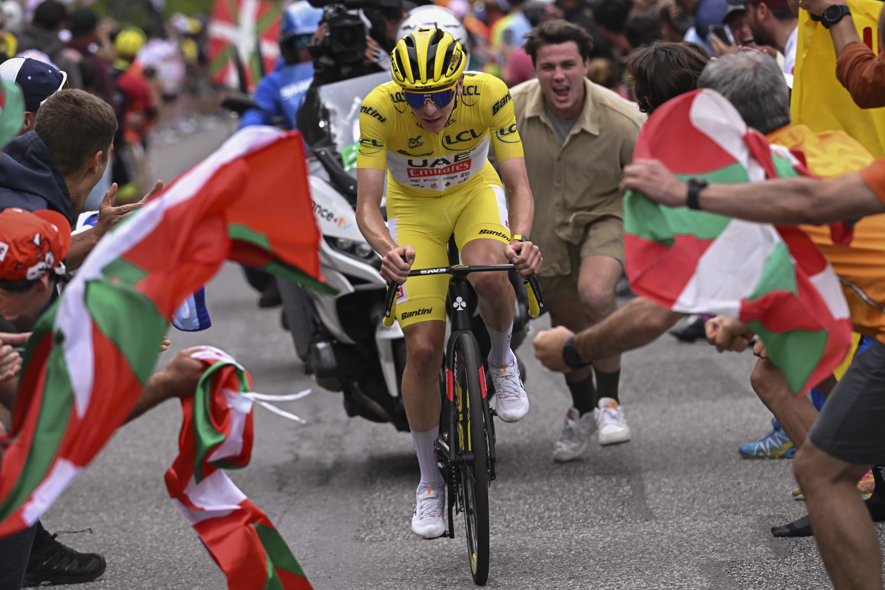 Pogacar, durante la ascensión a Pla d'Adet.