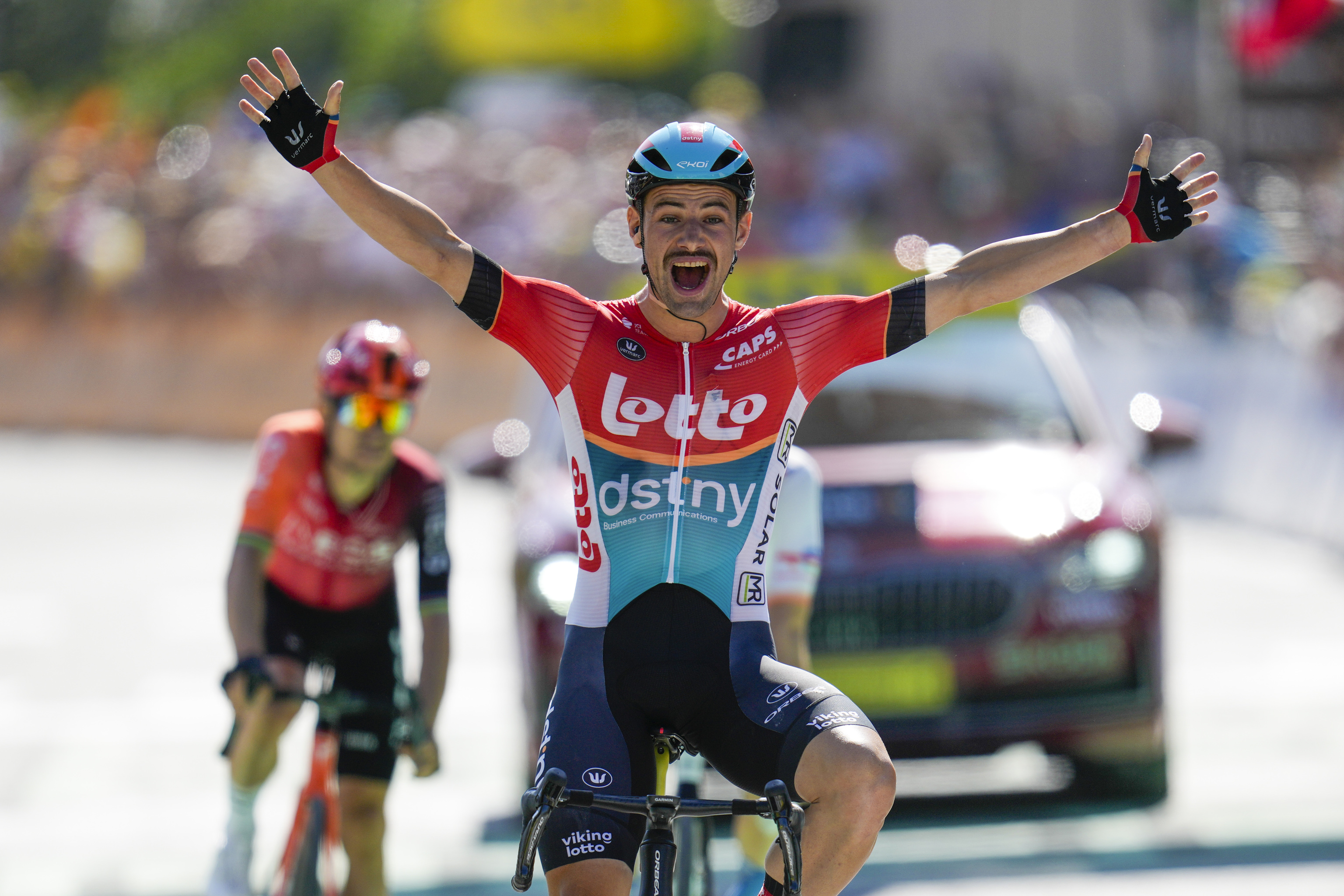 Campenaerts celebra su triunfo en Barcelonnette.