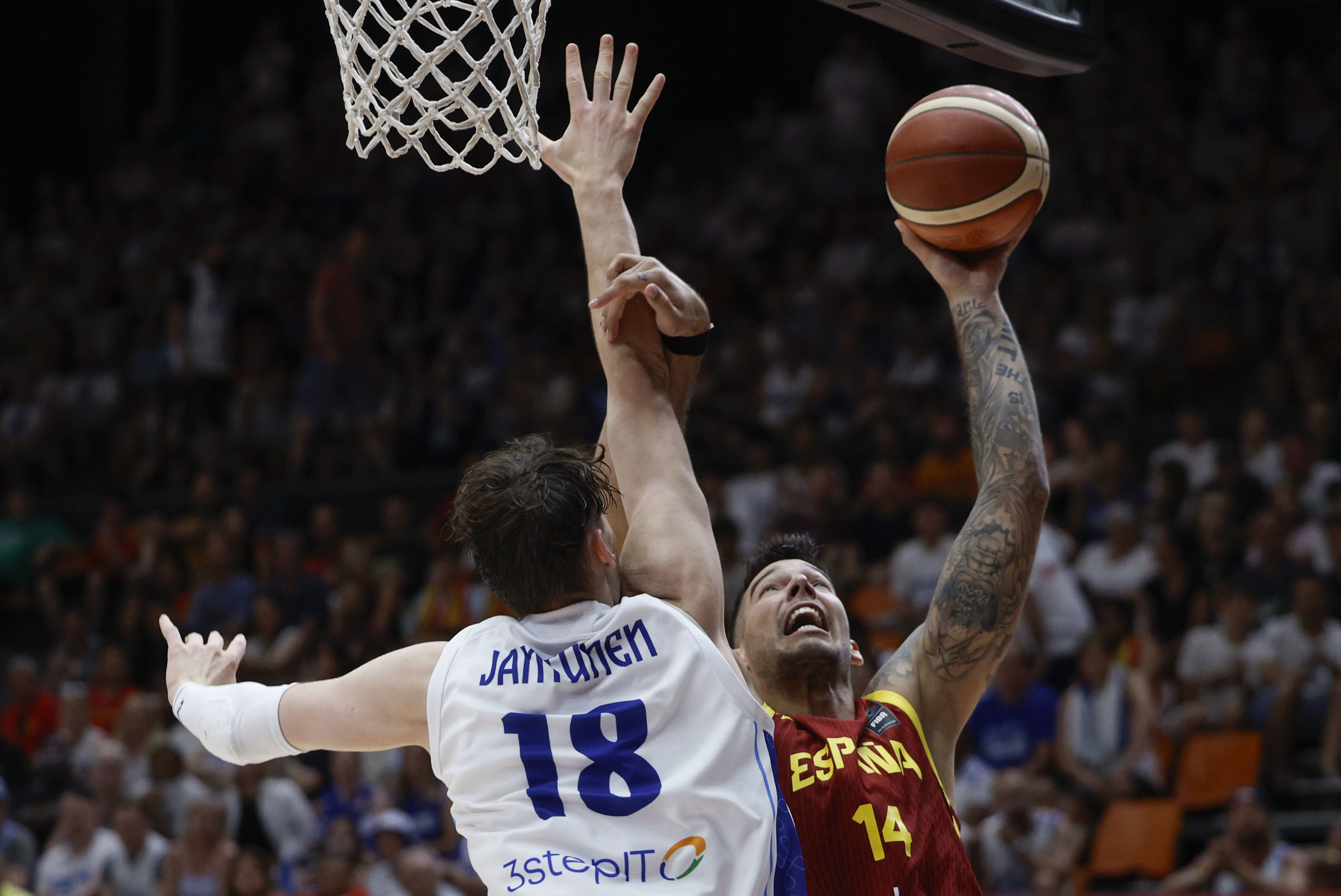 Willy Hernangómez, ante Finlandia, en la Fonteta.