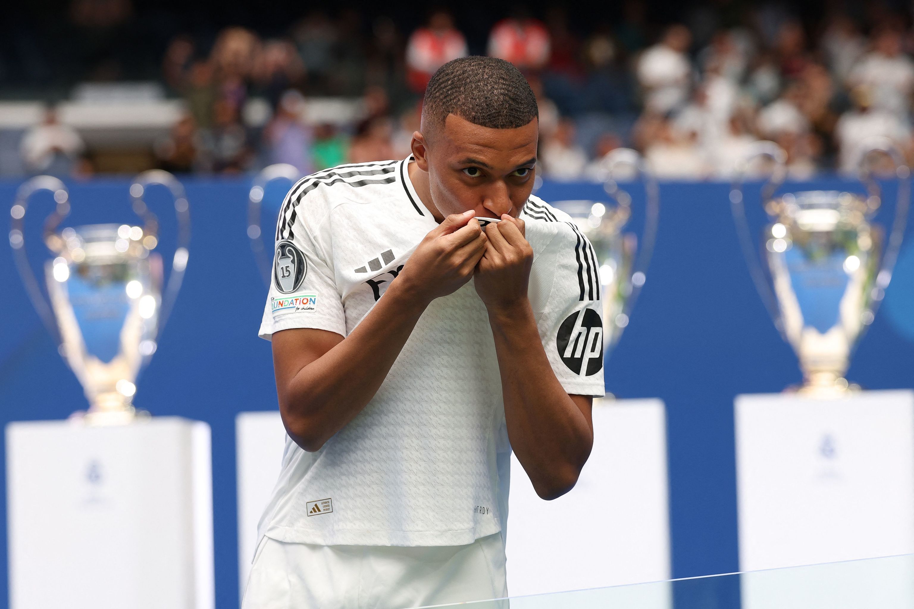 Mbappé besa el escudo del Madrid.