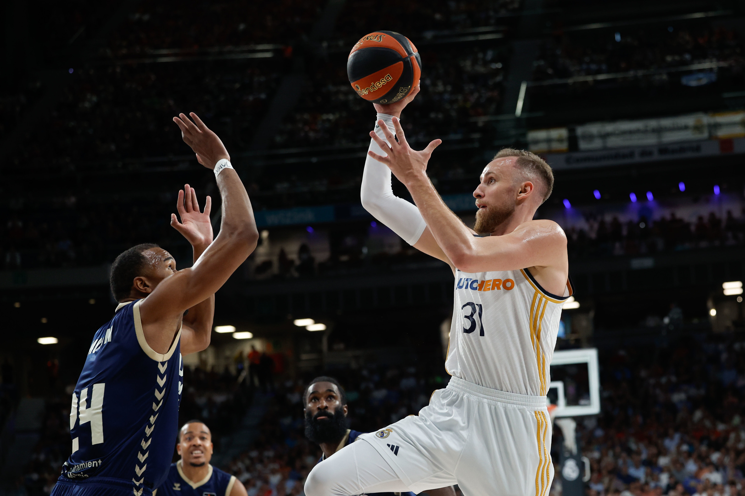 MADRID, 10/06/2024.- El alero bosnio del Real Madrid Dznan Musa (d) trata de anotar ante la defensa de Yannis Morin (i), pívot francés del UCAM  lt;HIT gt;Murcia, lt;/HIT gt; durante el segundo partido de las finales de Liga Endesa entre Real Madrid y UCAM  lt;HIT gt;Murcia lt;/HIT gt;, este lunes en el Wizink Center en Madrid. EFE/JuanJo Martín