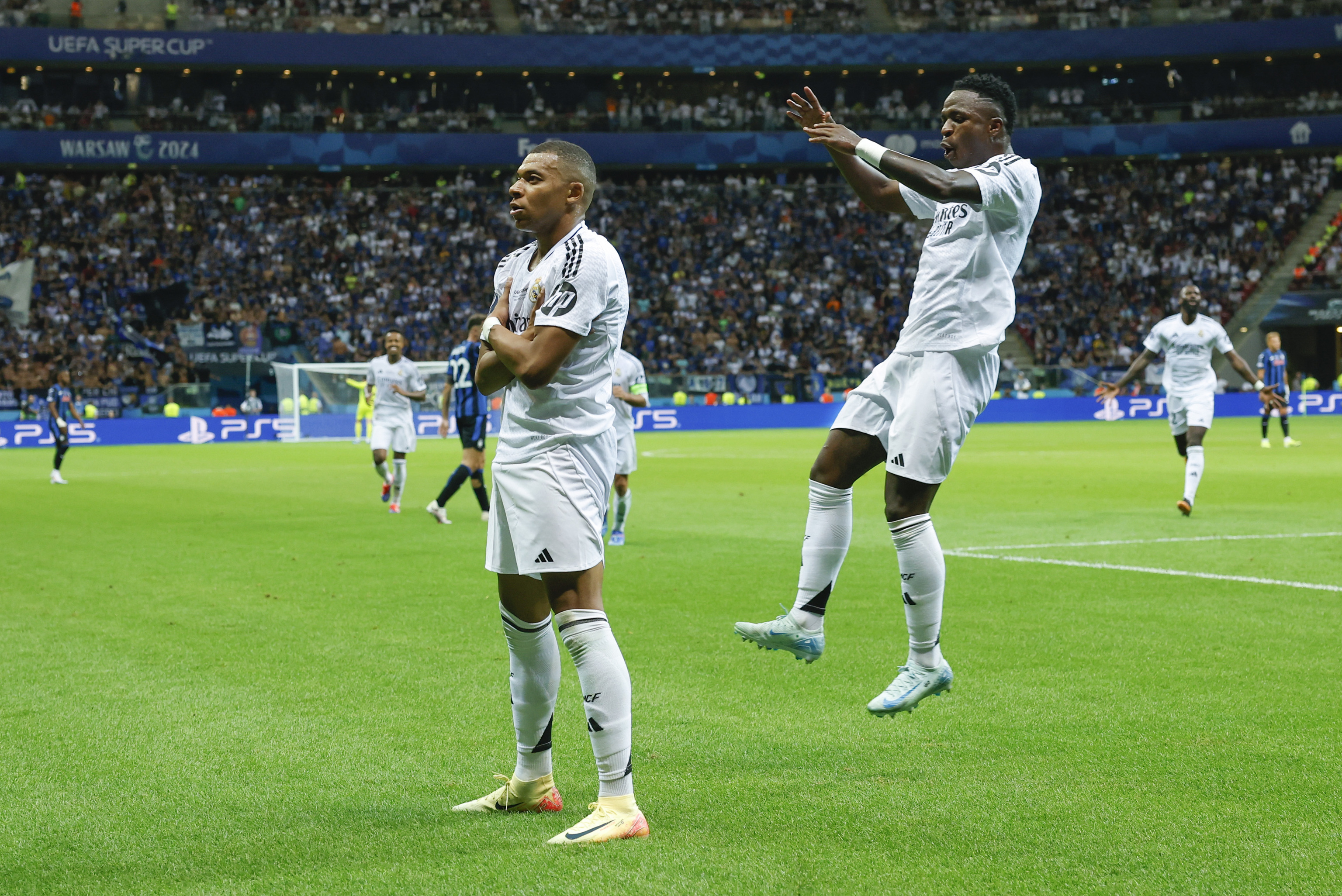 Mbappé y Vinicius celebran el gol del francés.