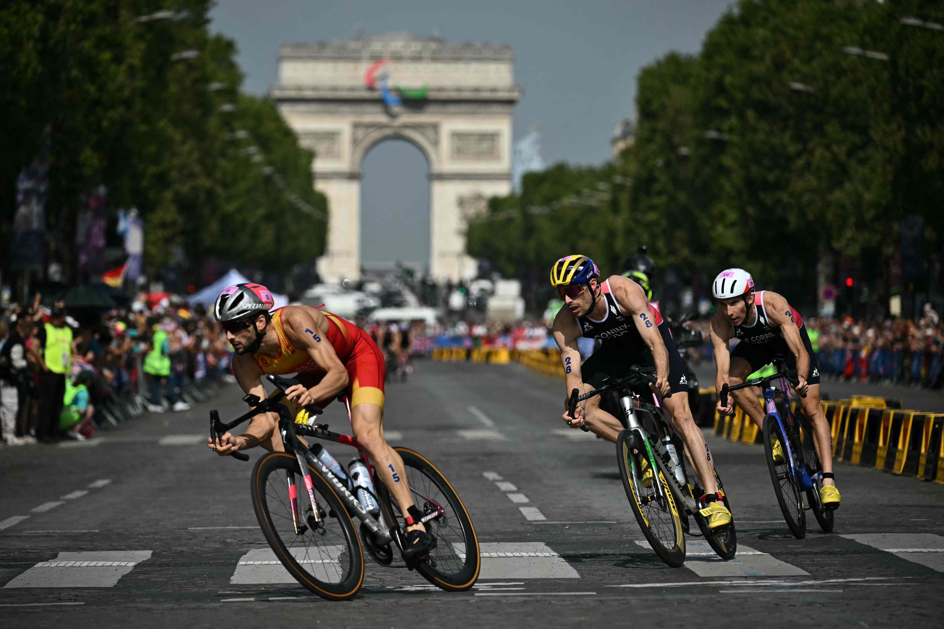 González, al frente de la prueba en el segmento de bici.