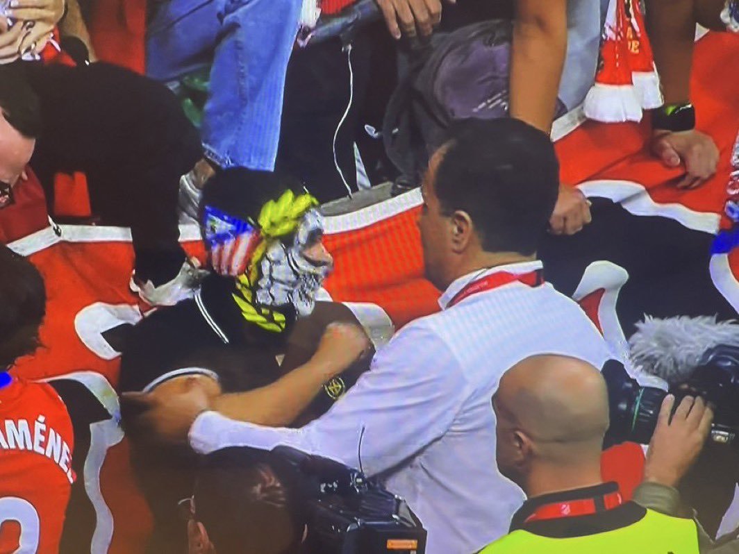 Un miembro de seguridad del club retiene a un seguidor del Frente.