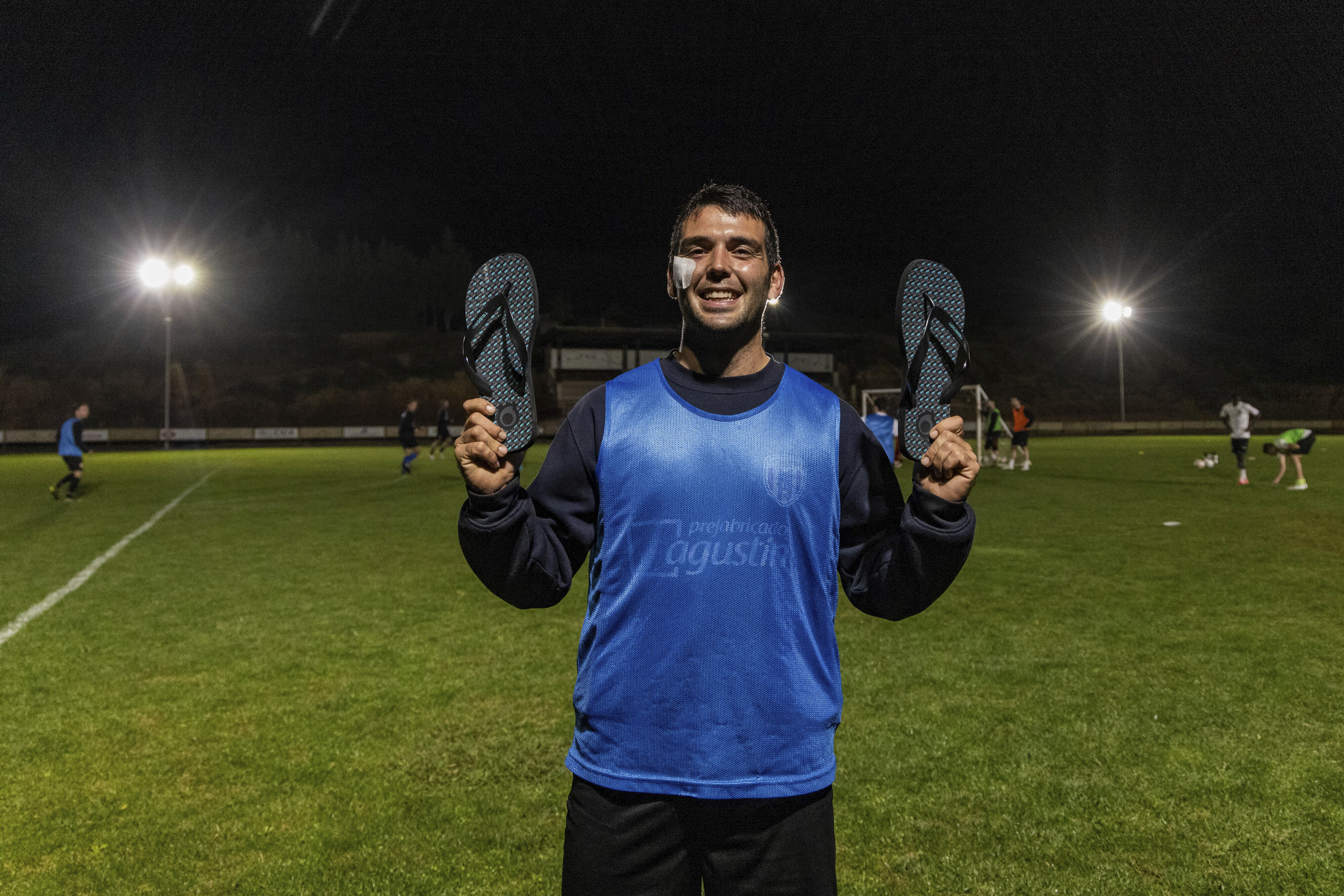 Alejandro Puente, central del Ontiñena, con las chanclas que utilizó como espinilleras