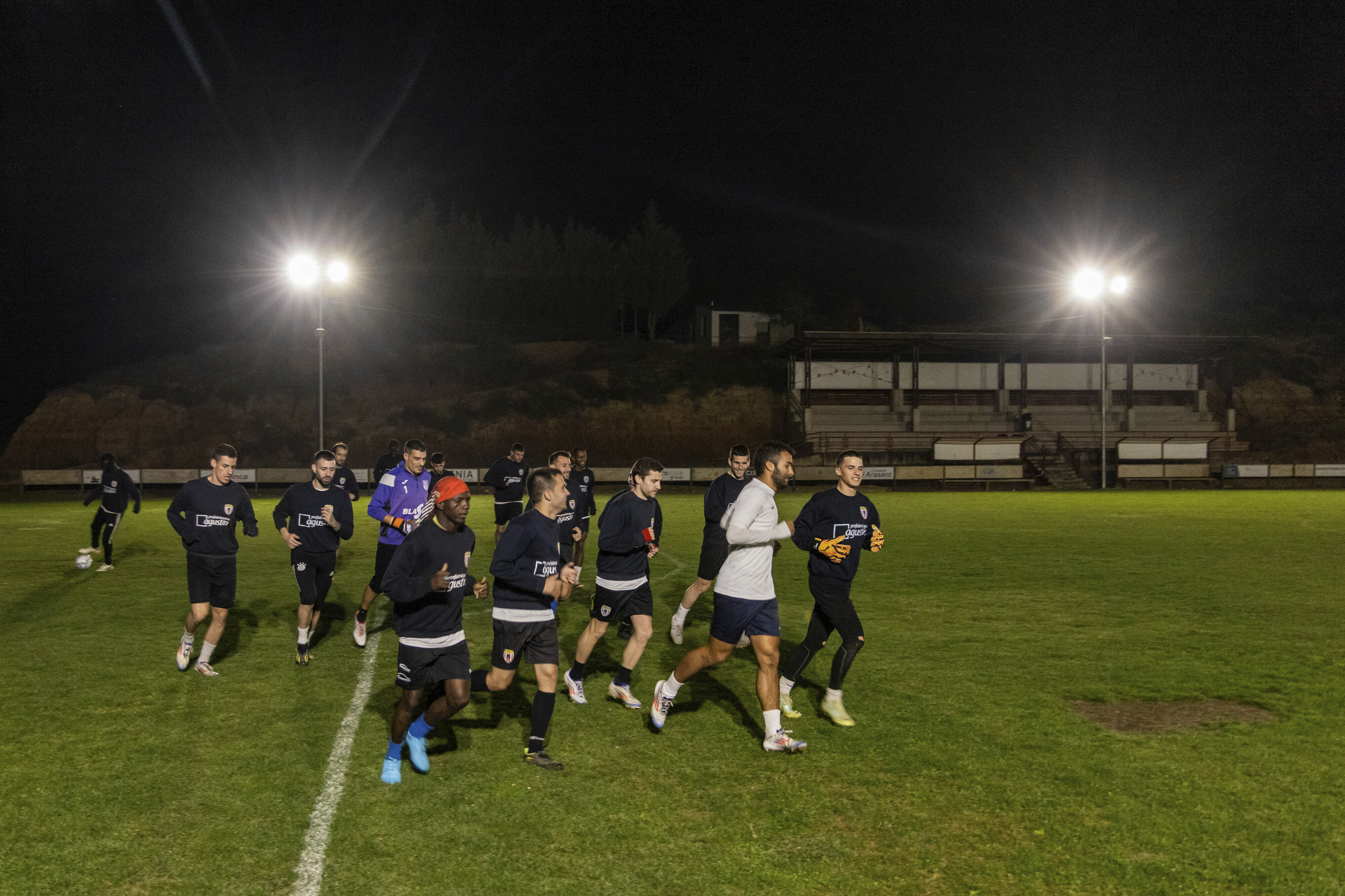 Los jugadores del Ontiñena calentando en el estadio municipal