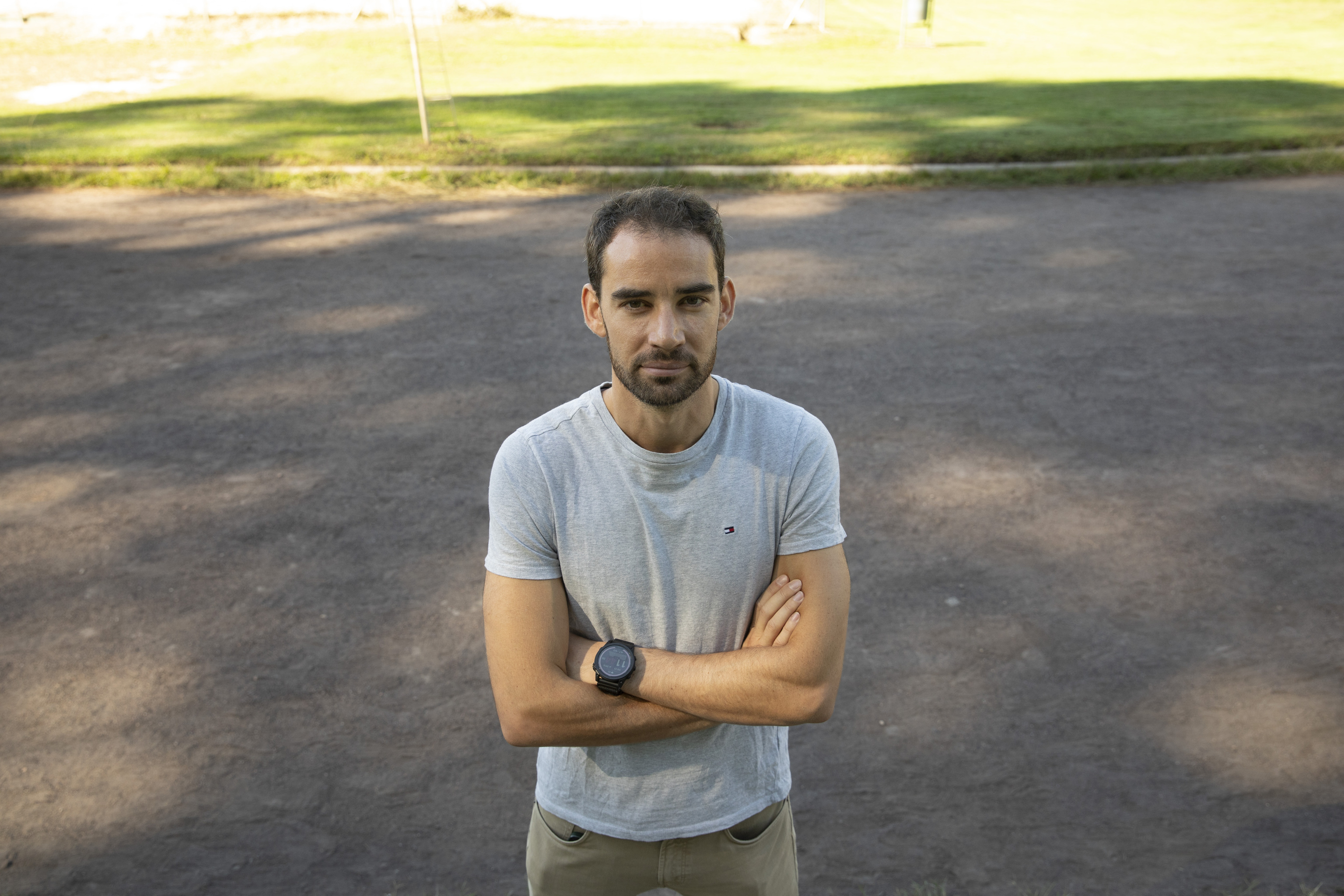 Álvaro Martín, en la pista de ceniza de la Universidad Complutense.