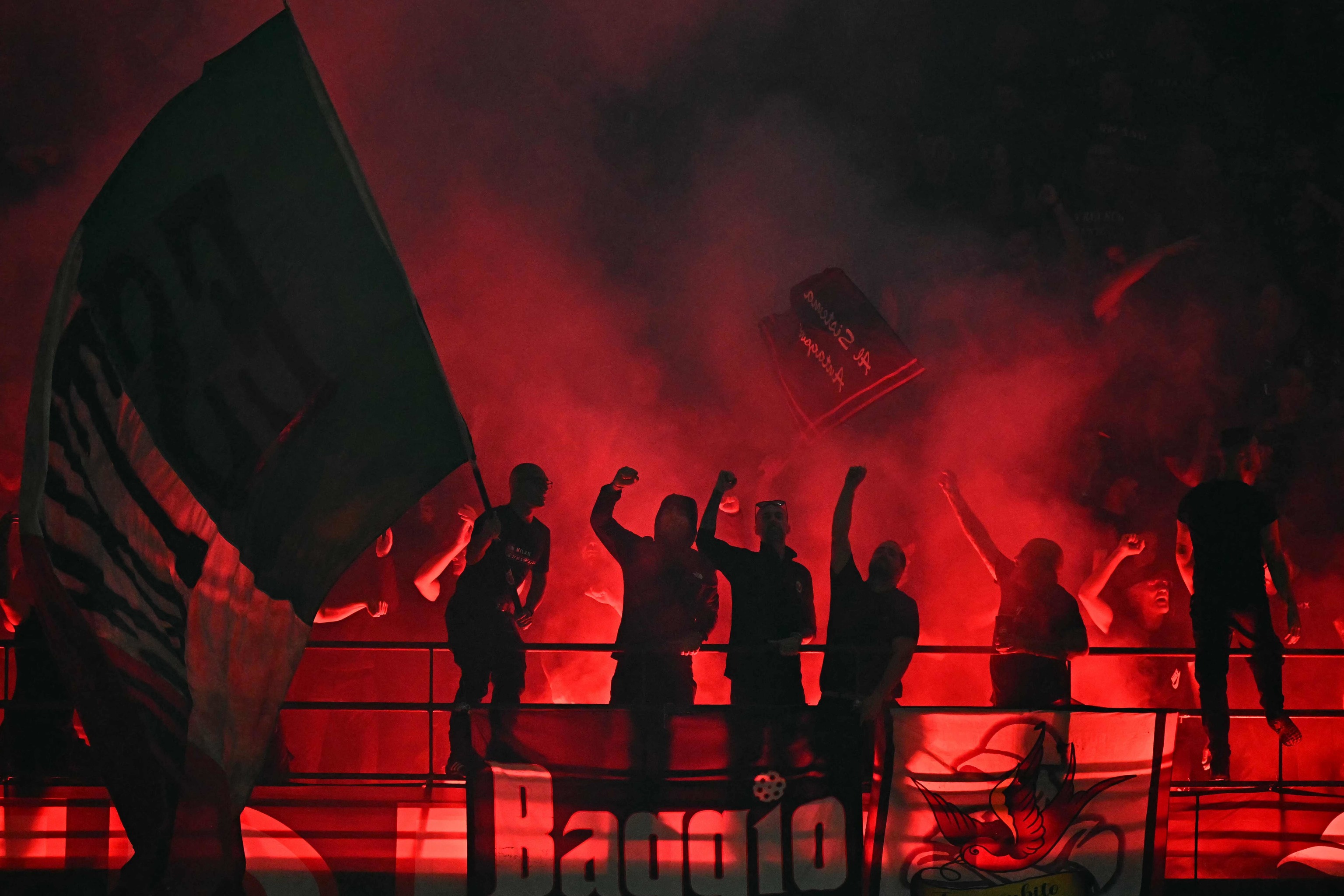 Ultras del Milan, durante el derbi del domingo en San Siro.