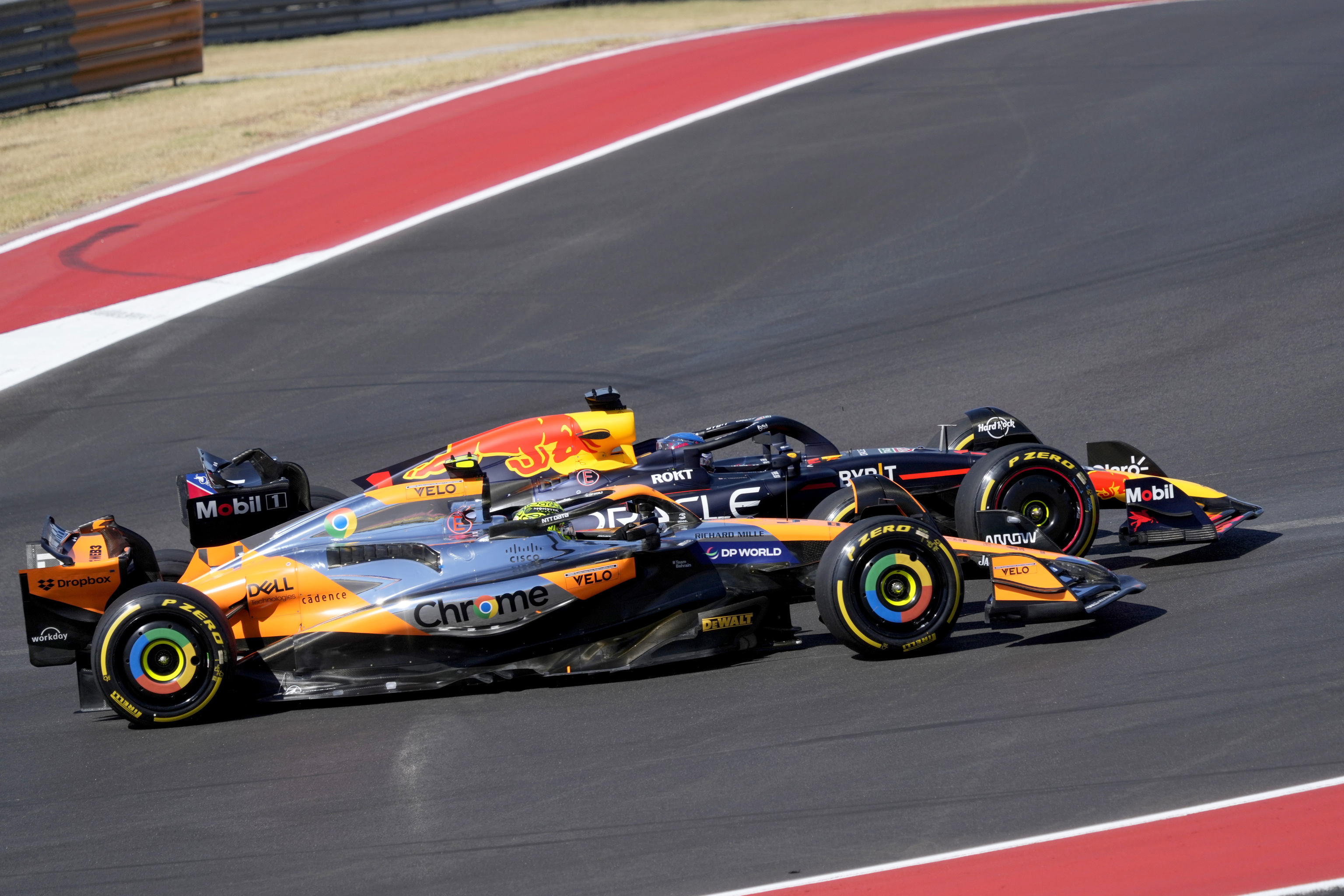 Norris cede el paso a Verstappen en la primera vuelta.