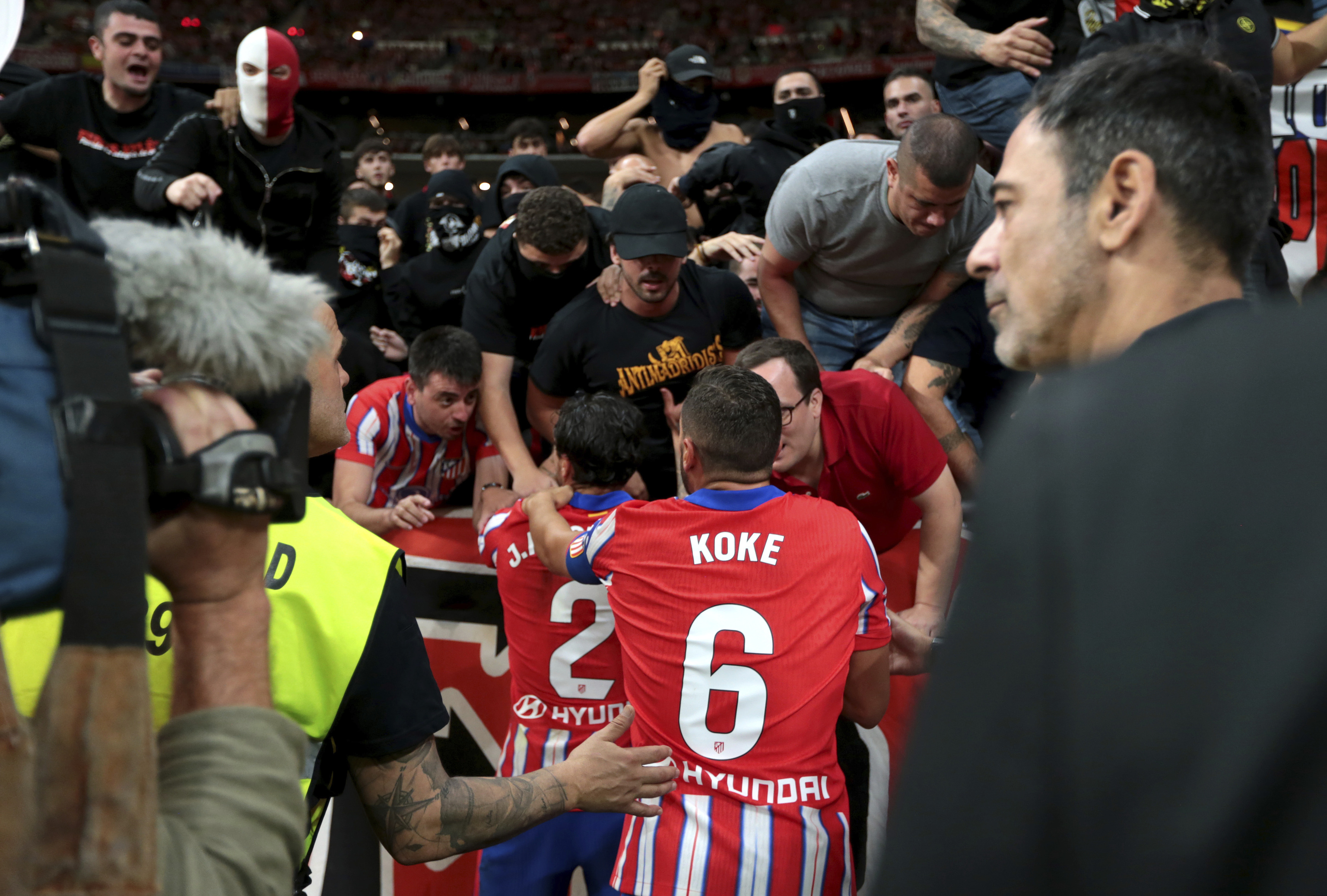 Los jugadores del Atlético hablan con miembros del Frente.