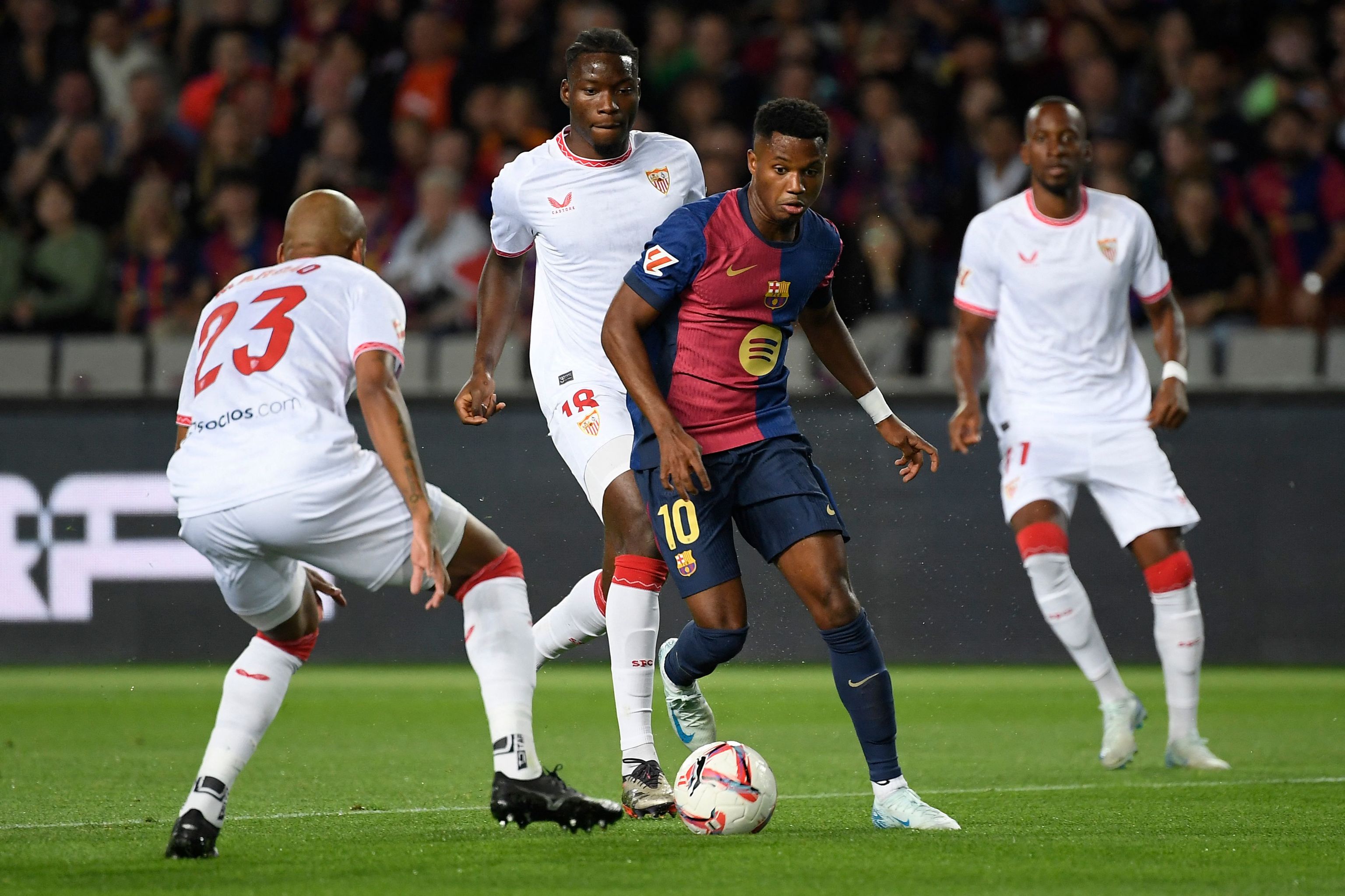 Ansu Fati, en acción contra el Sevilla.