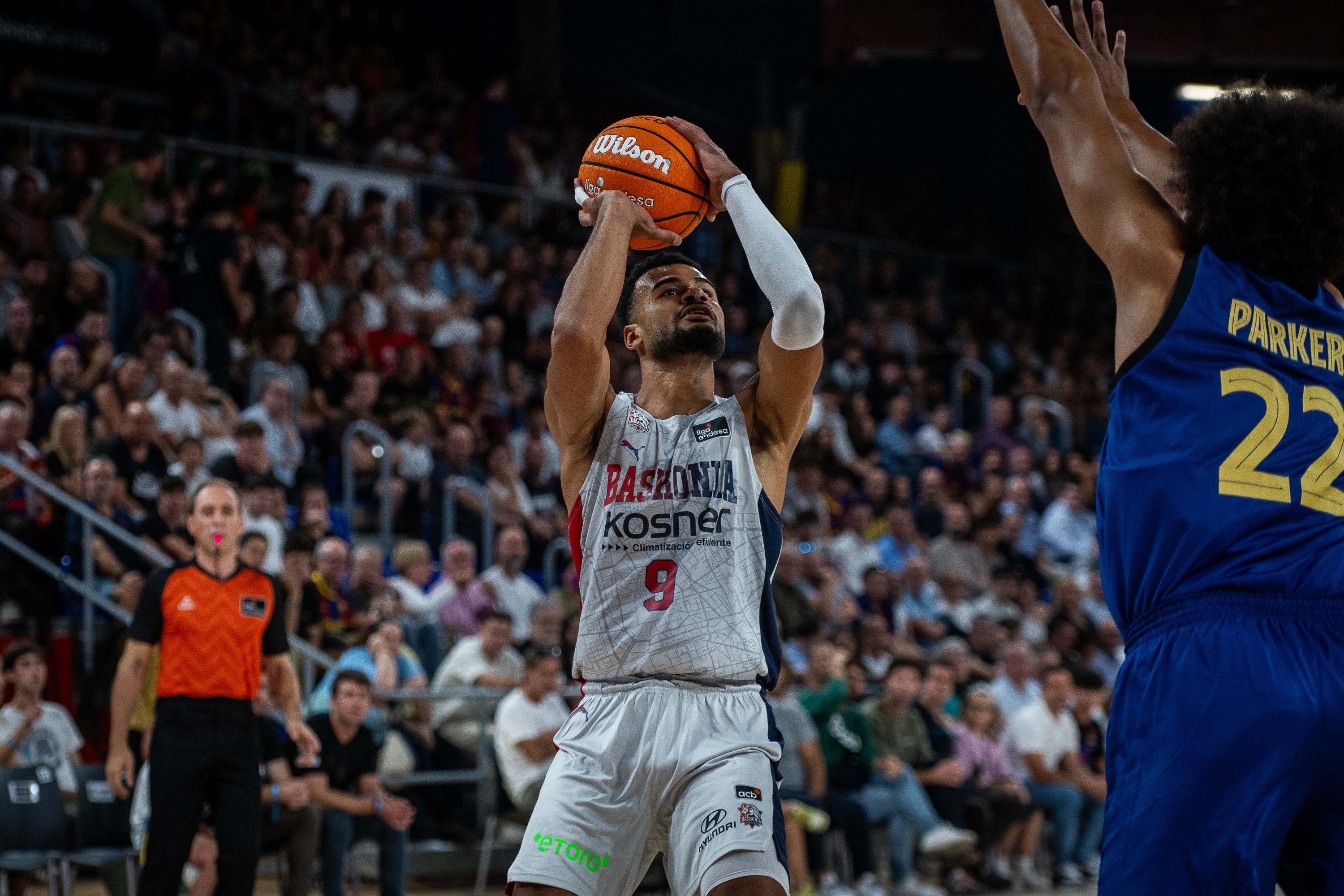 Luwawu-Cabarrot lanza ante Jabari Parker, en el Palau.