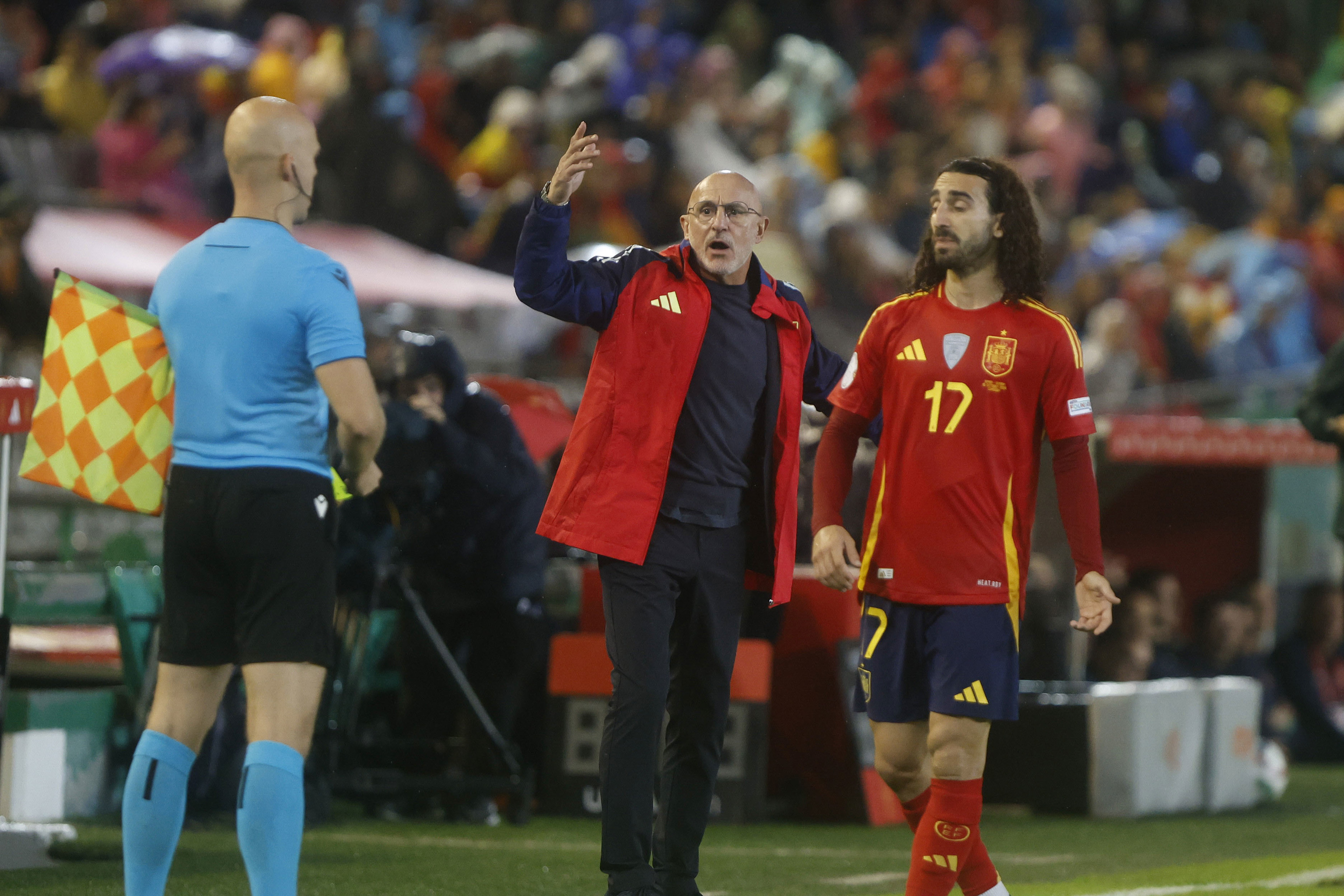Luis de la Fuente da instrucciones a Cucurella ante Serbia.