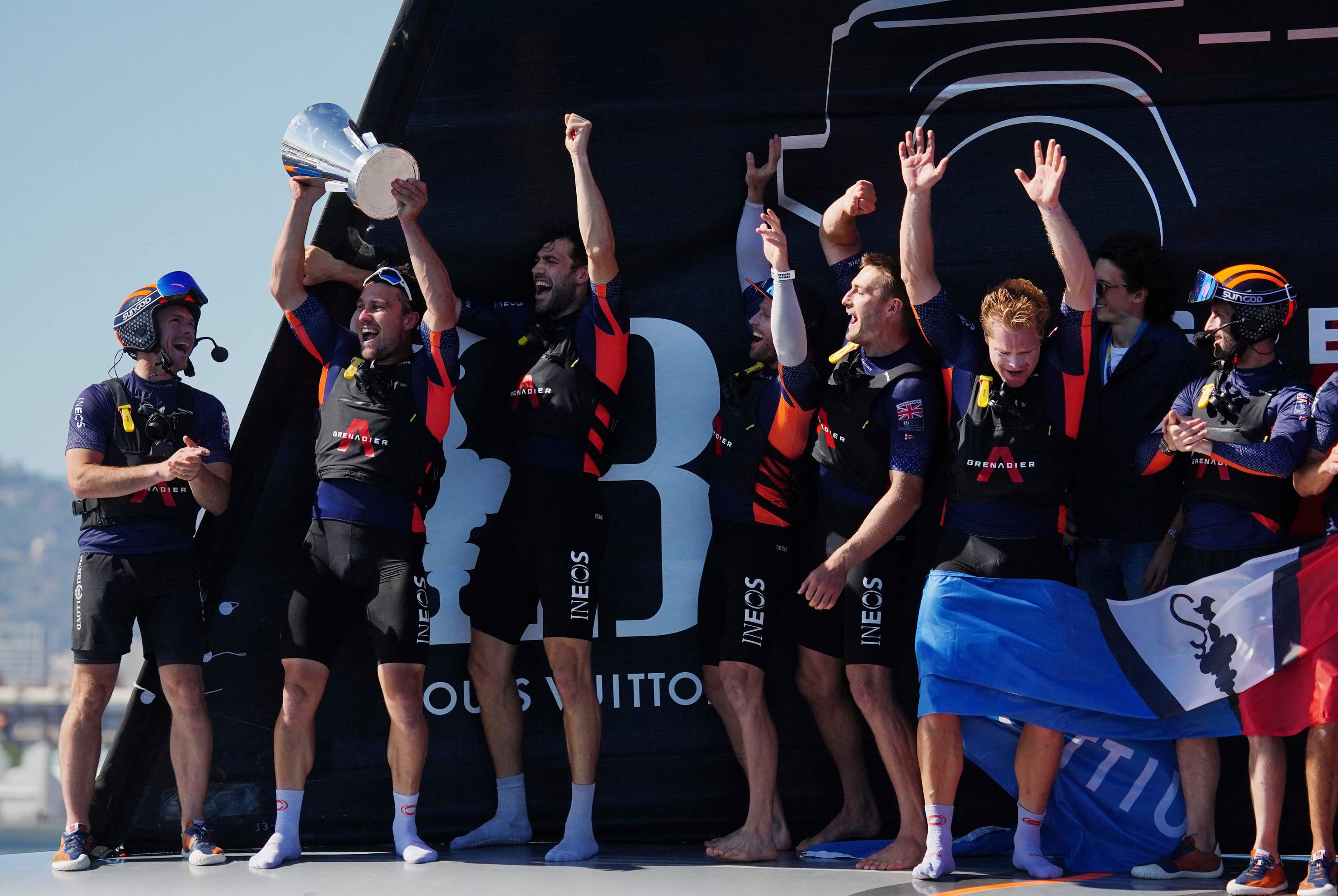La tripulación del INEOS, con la Copa Louis Vuitton.
