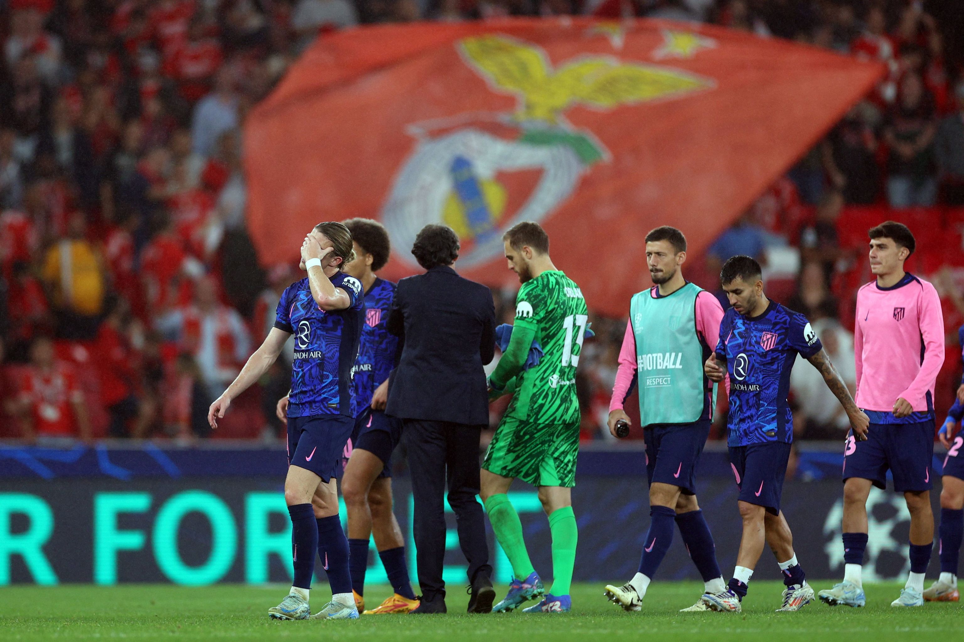 Los jugadores del Atlético, tras caer derrotados en el derbi.