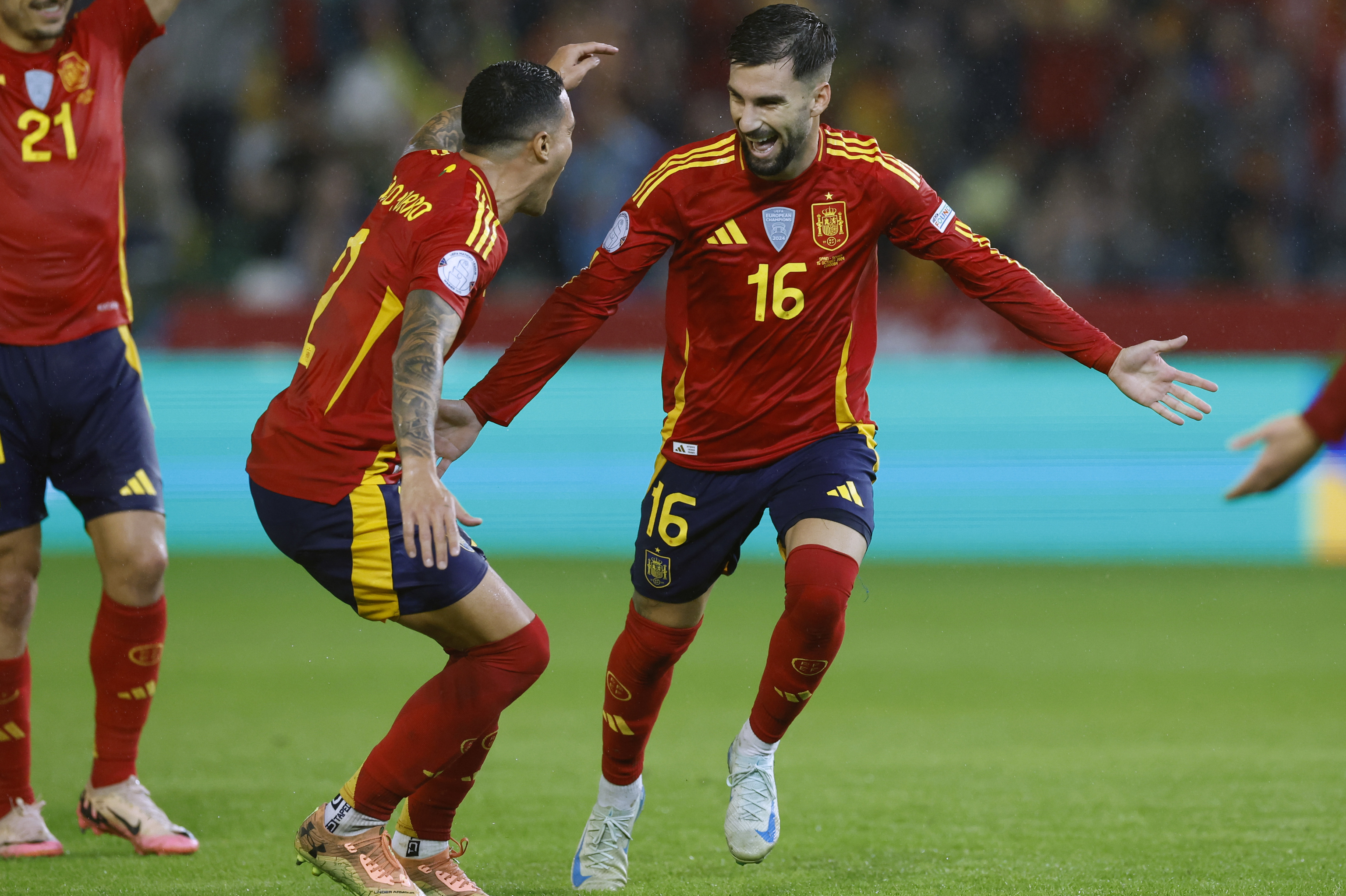 Baena celebra su gol, el tercero de España.
