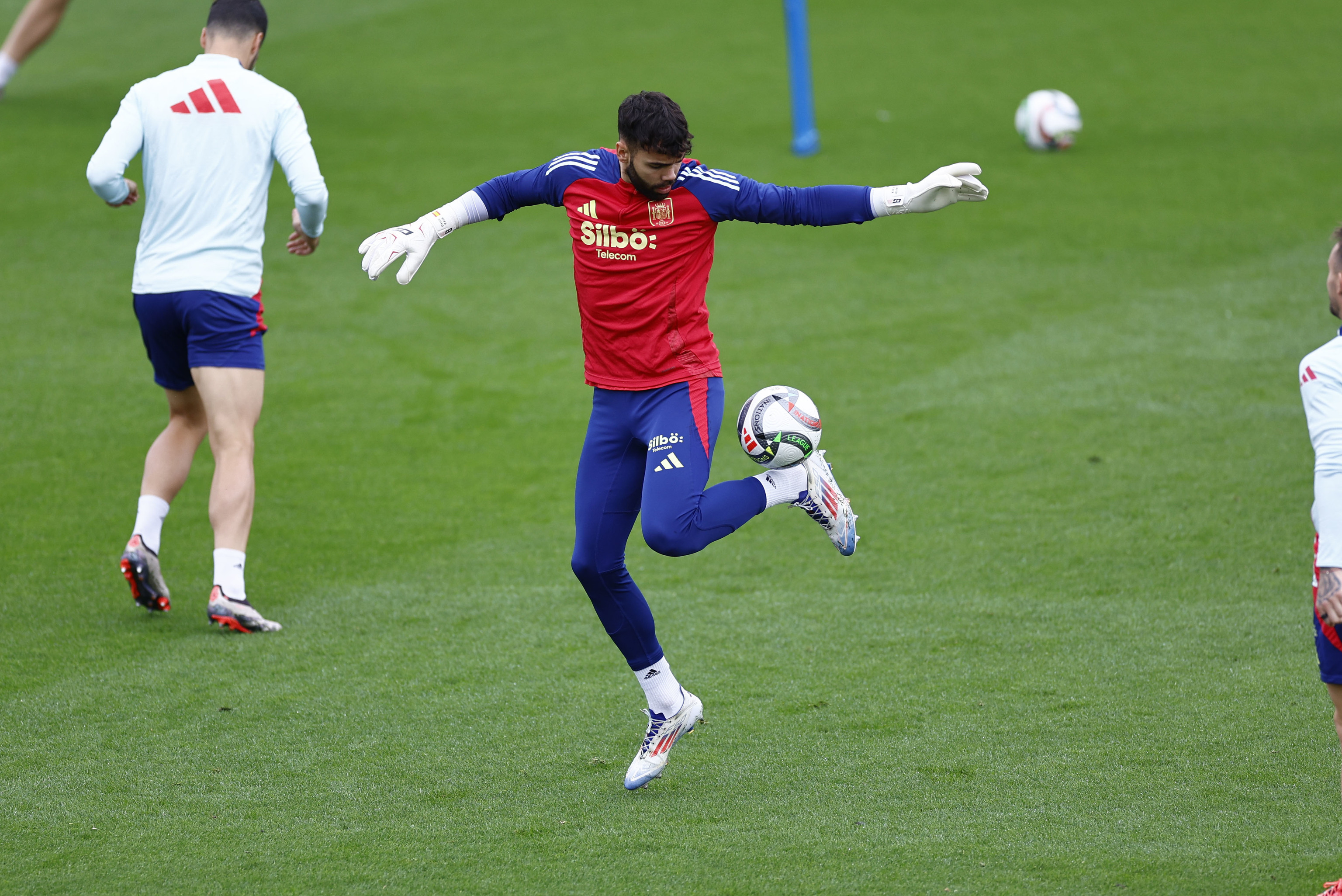 David Raya, en el entrenamiento de este lunes.