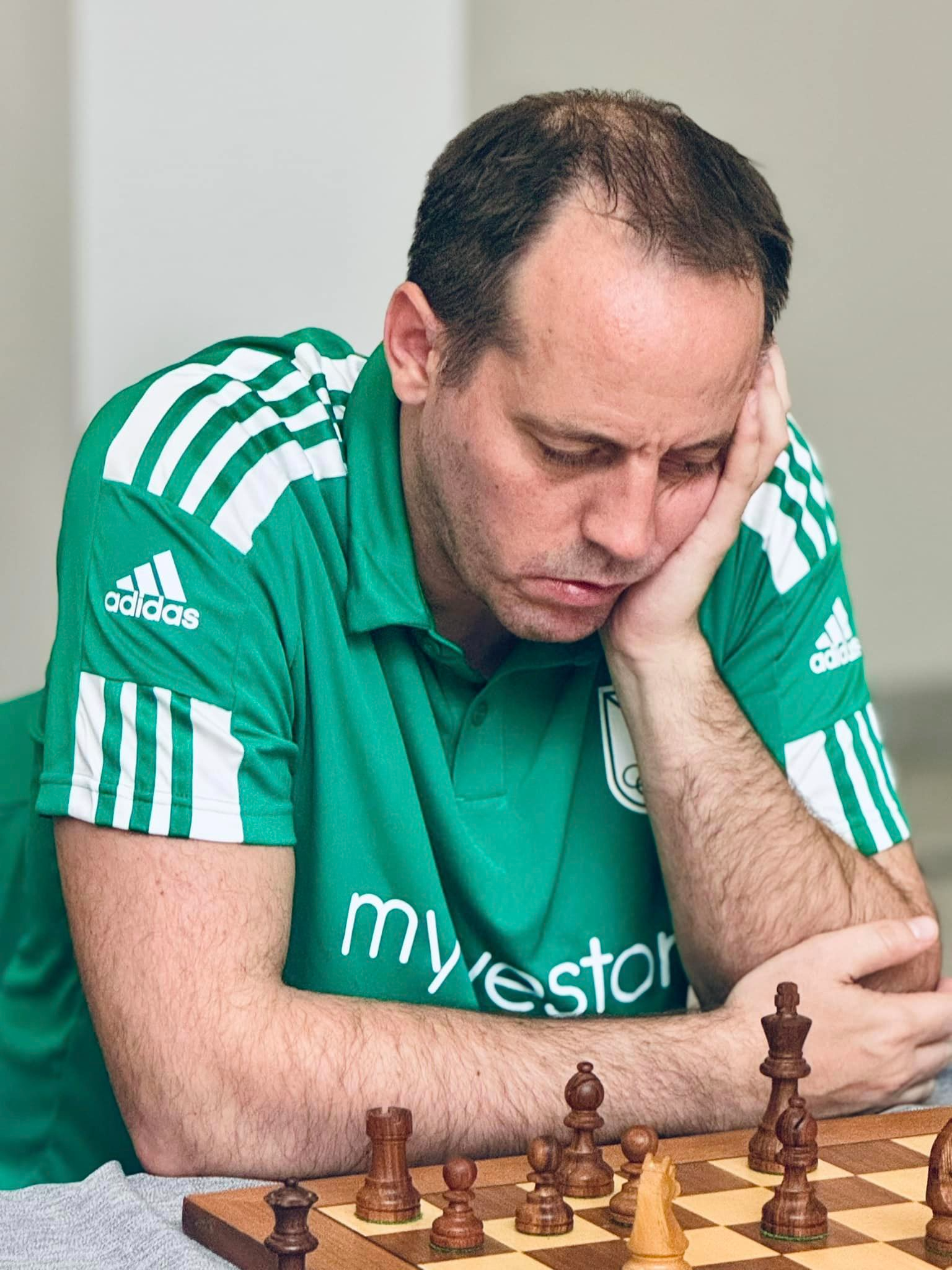 Paco Vallejo medita una jugada en el campeonato de España.