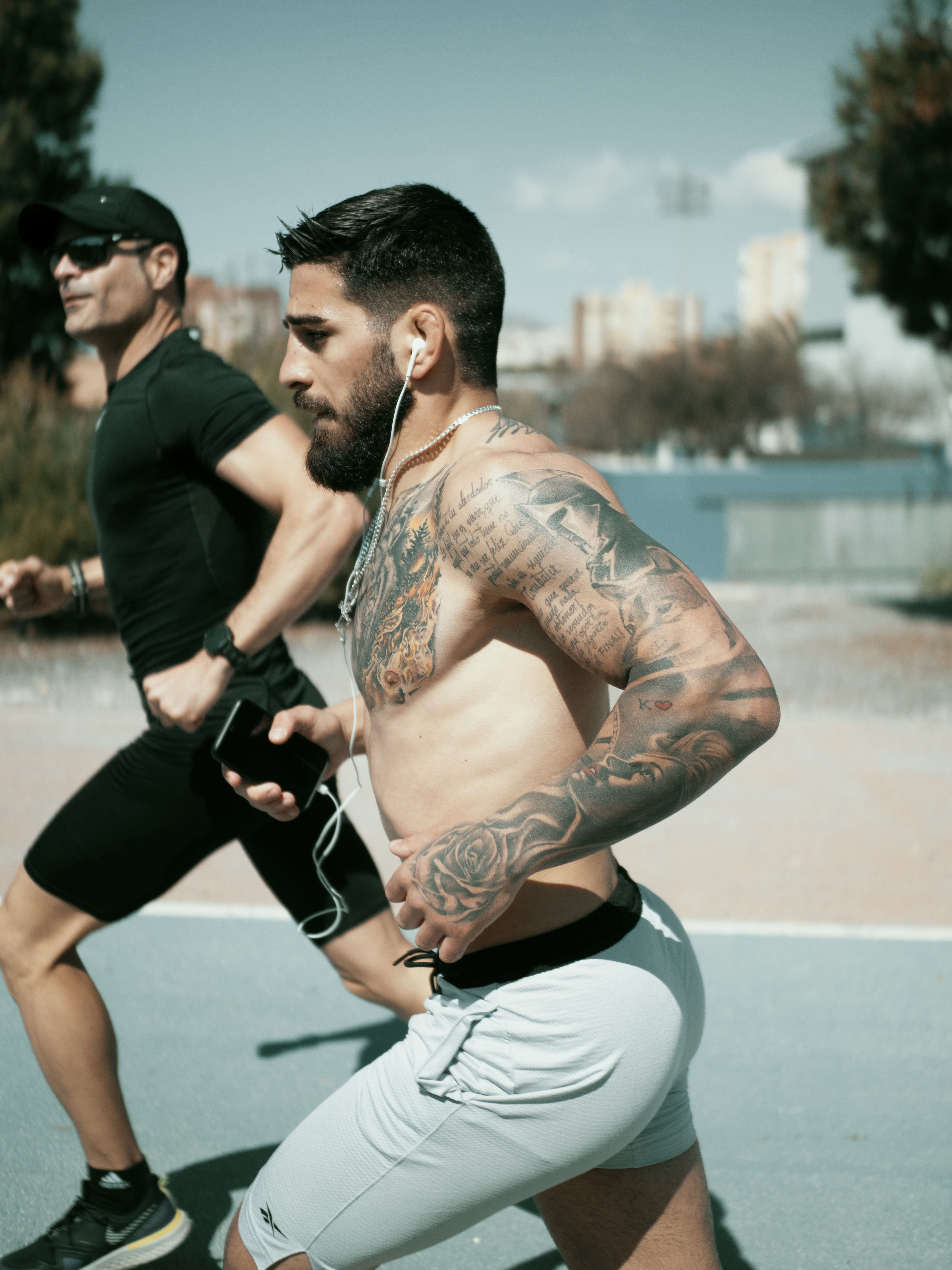 Topuria corriendo con Aldo Martínez.