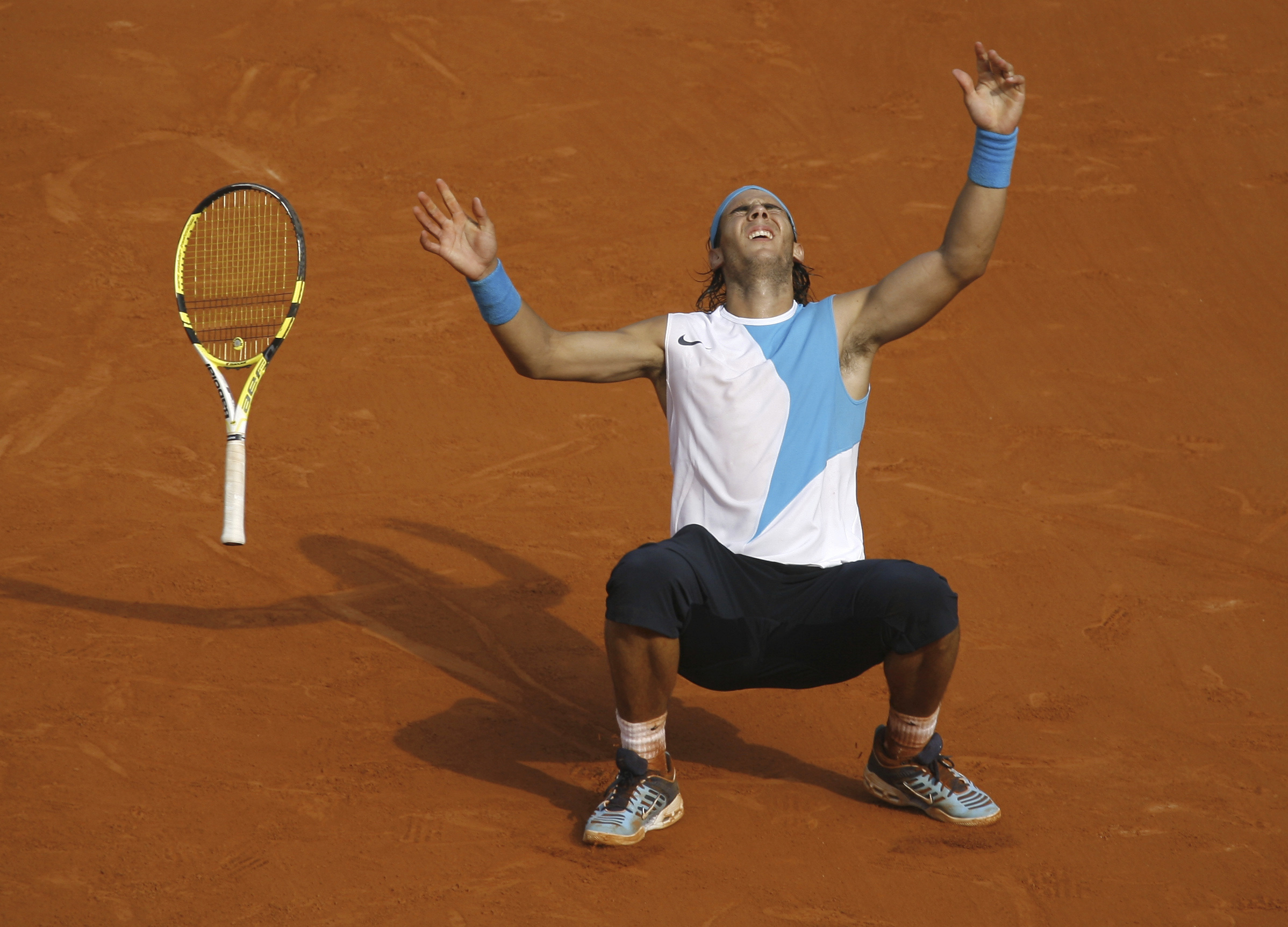 Nadal, tras derrotar a Federer en la final de Roland Garros de 2007.